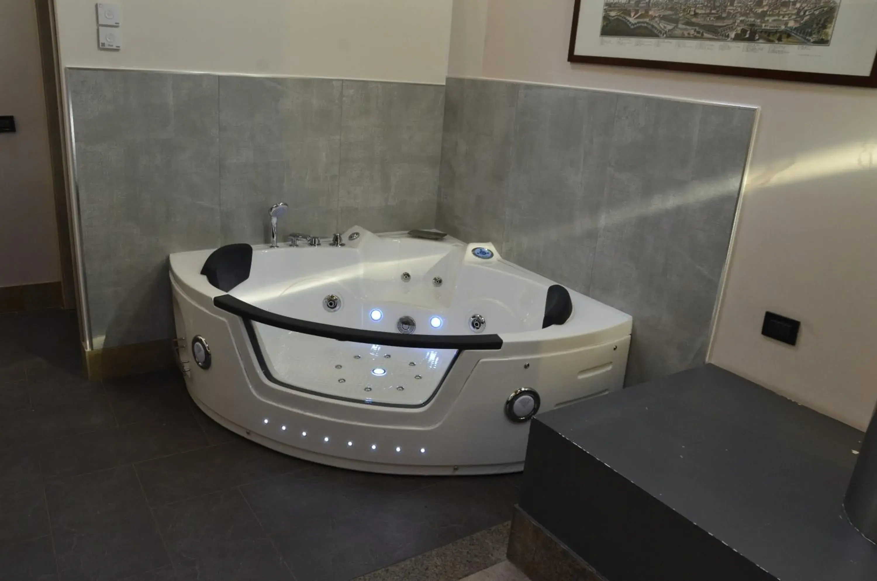 Hot Tub in Hotel Seven Rooms