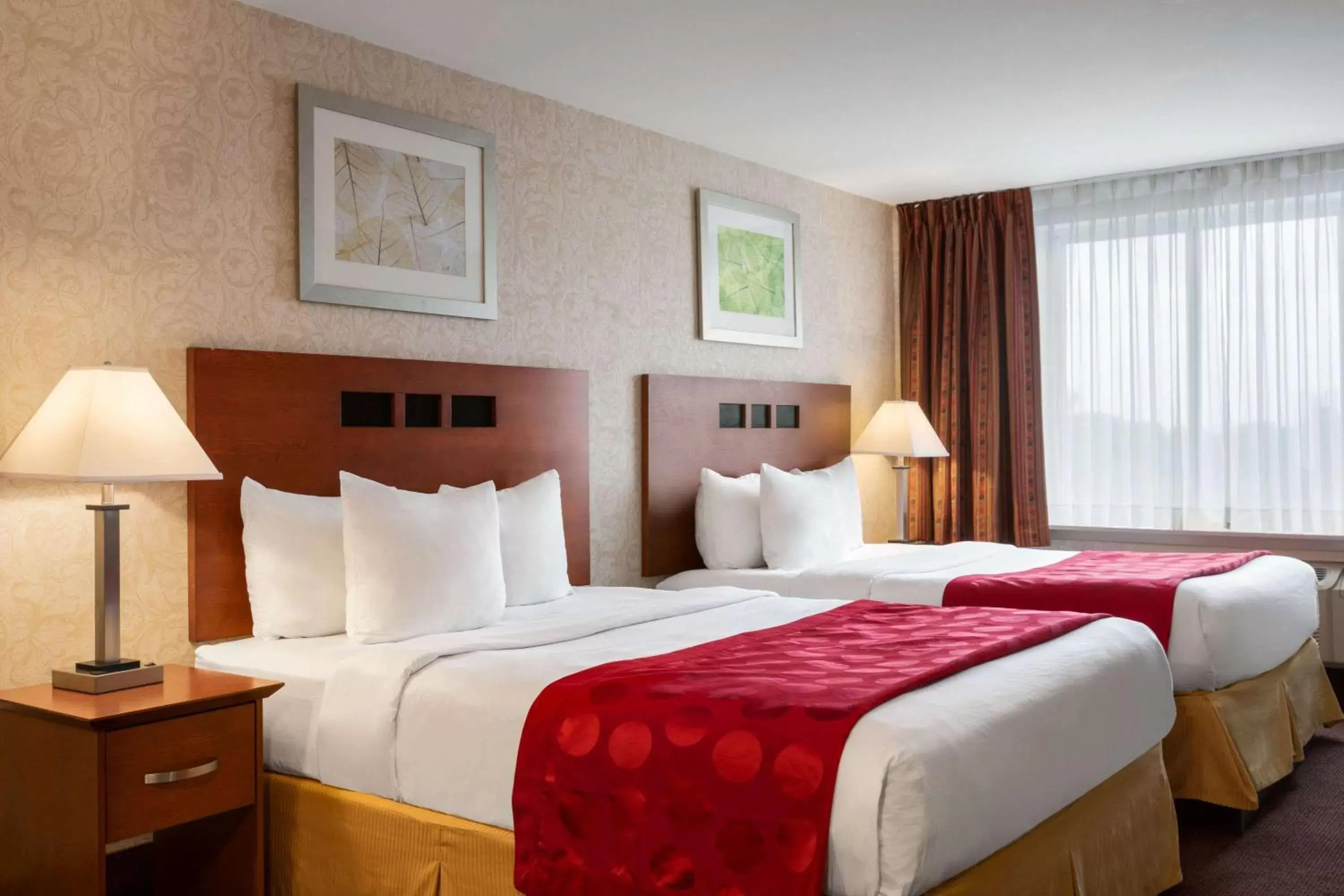 Photo of the whole room, Bed in Ramada Plaza by Wyndham Montreal