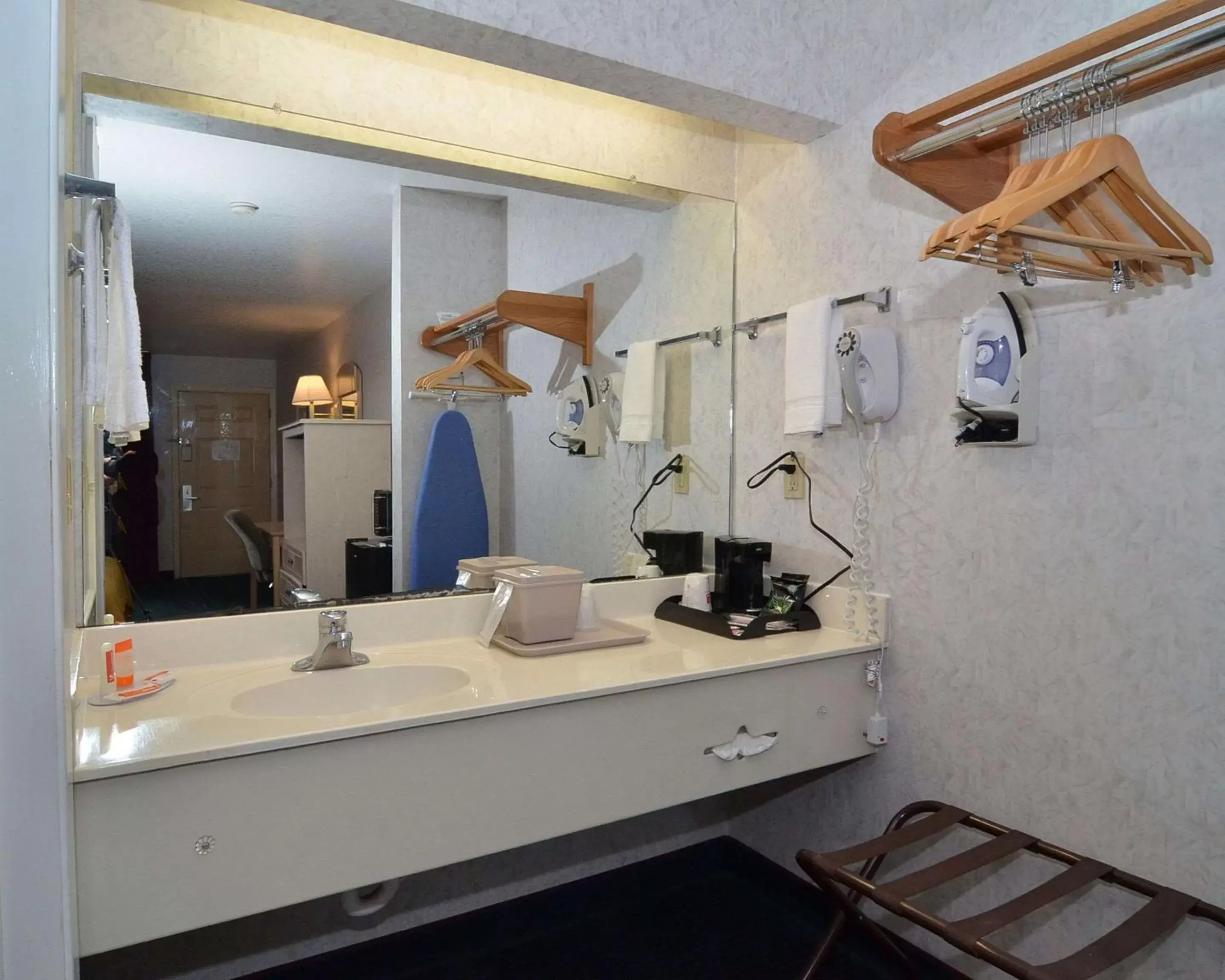 Bedroom, Bathroom in Econo Lodge Downtown South