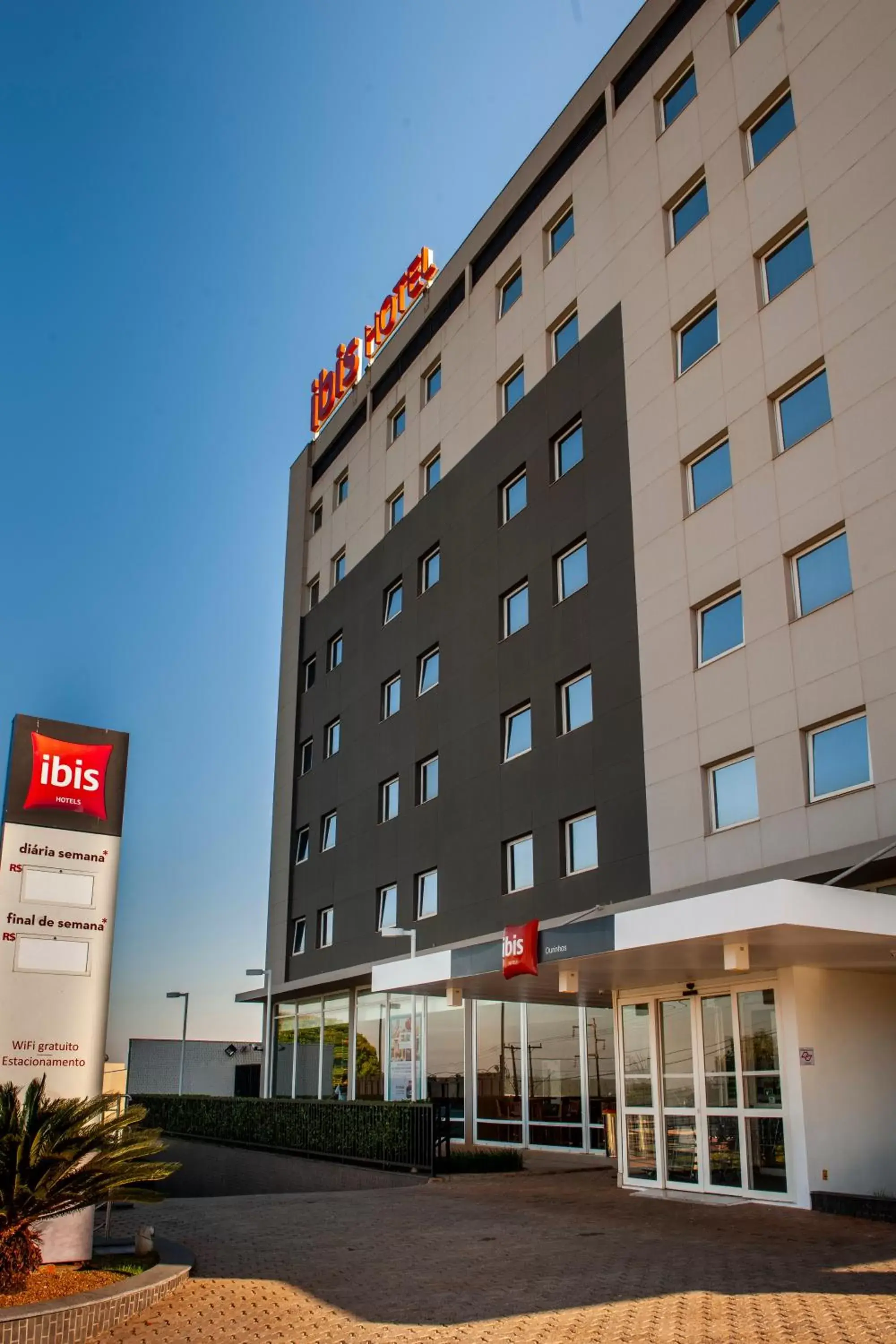 Facade/entrance, Property Building in ibis Ourinhos