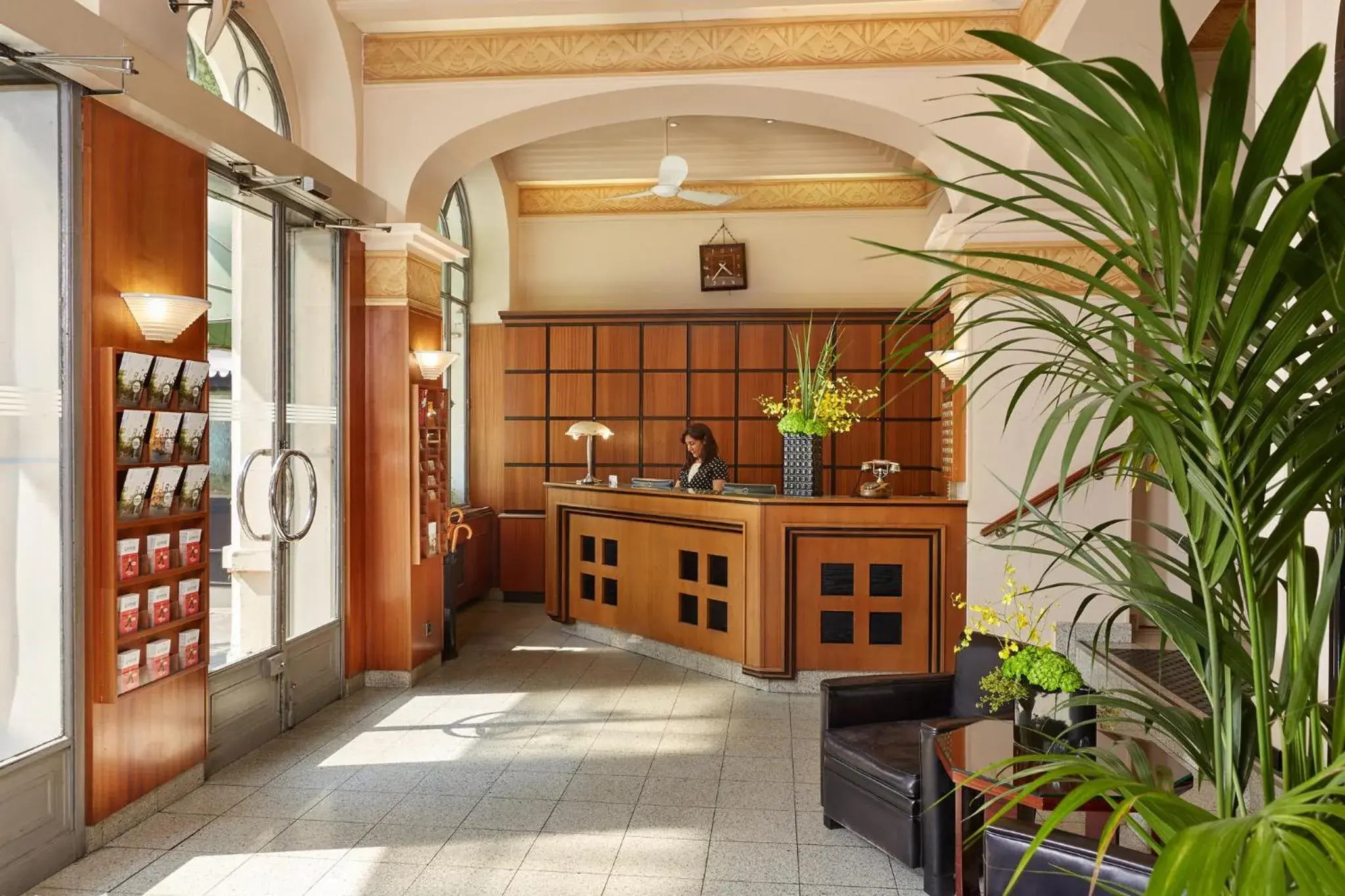 Lobby or reception, Kitchen/Kitchenette in Hôtel Raspail Montparnasse