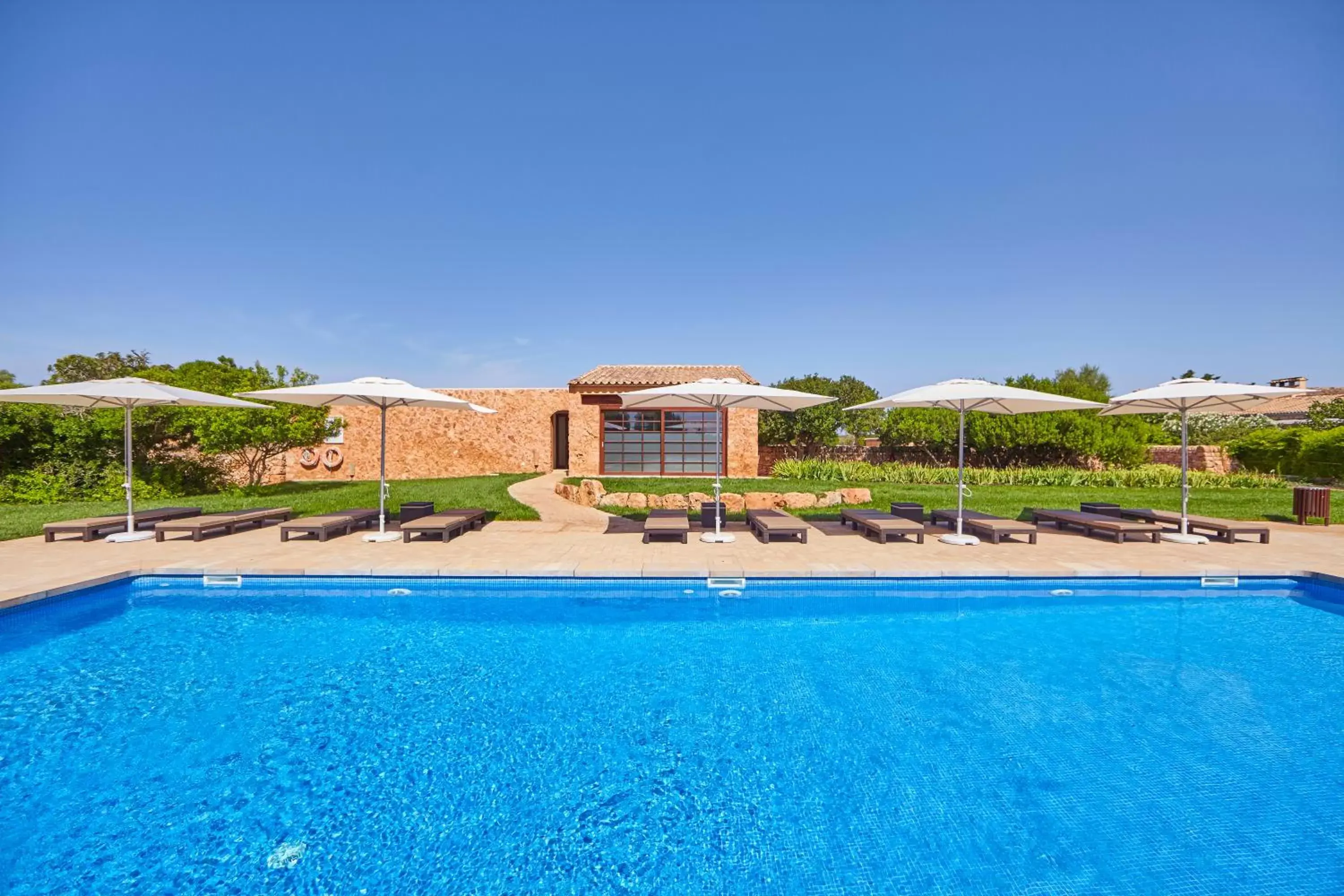 Swimming Pool in Bennoc Petit Hotel