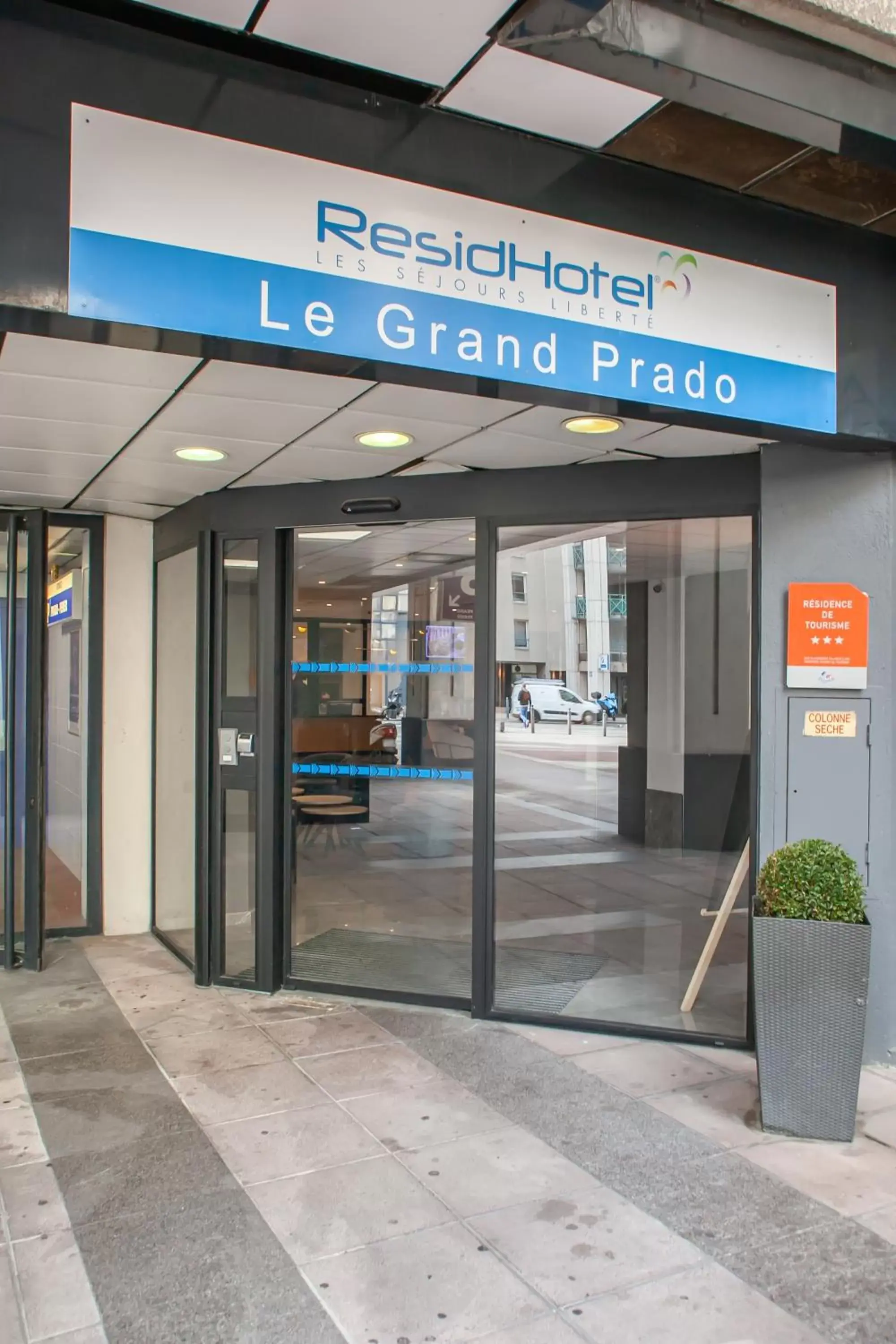 Facade/entrance in Residhotel Le Grand Prado