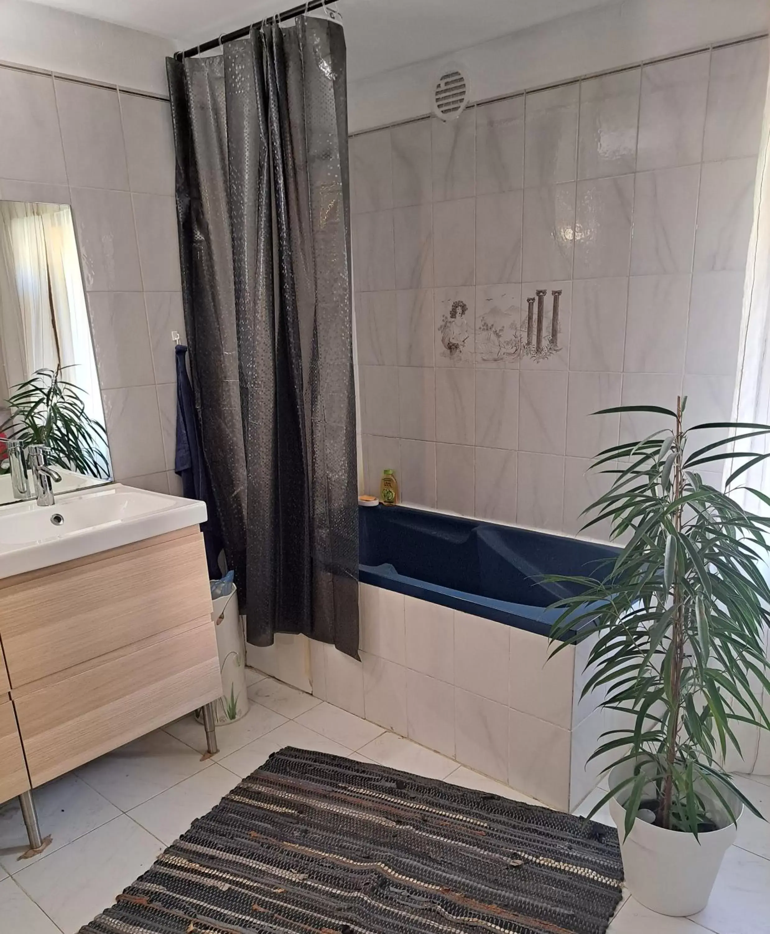 Bathroom, Bed in Chambre Cassis