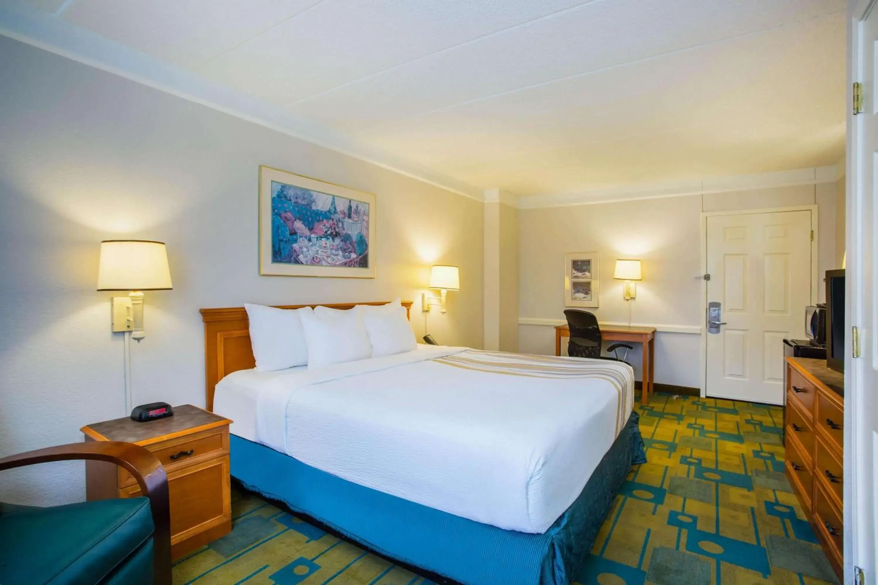 Photo of the whole room, Bed in La Quinta Inn by Wyndham Norfolk Virginia Beach