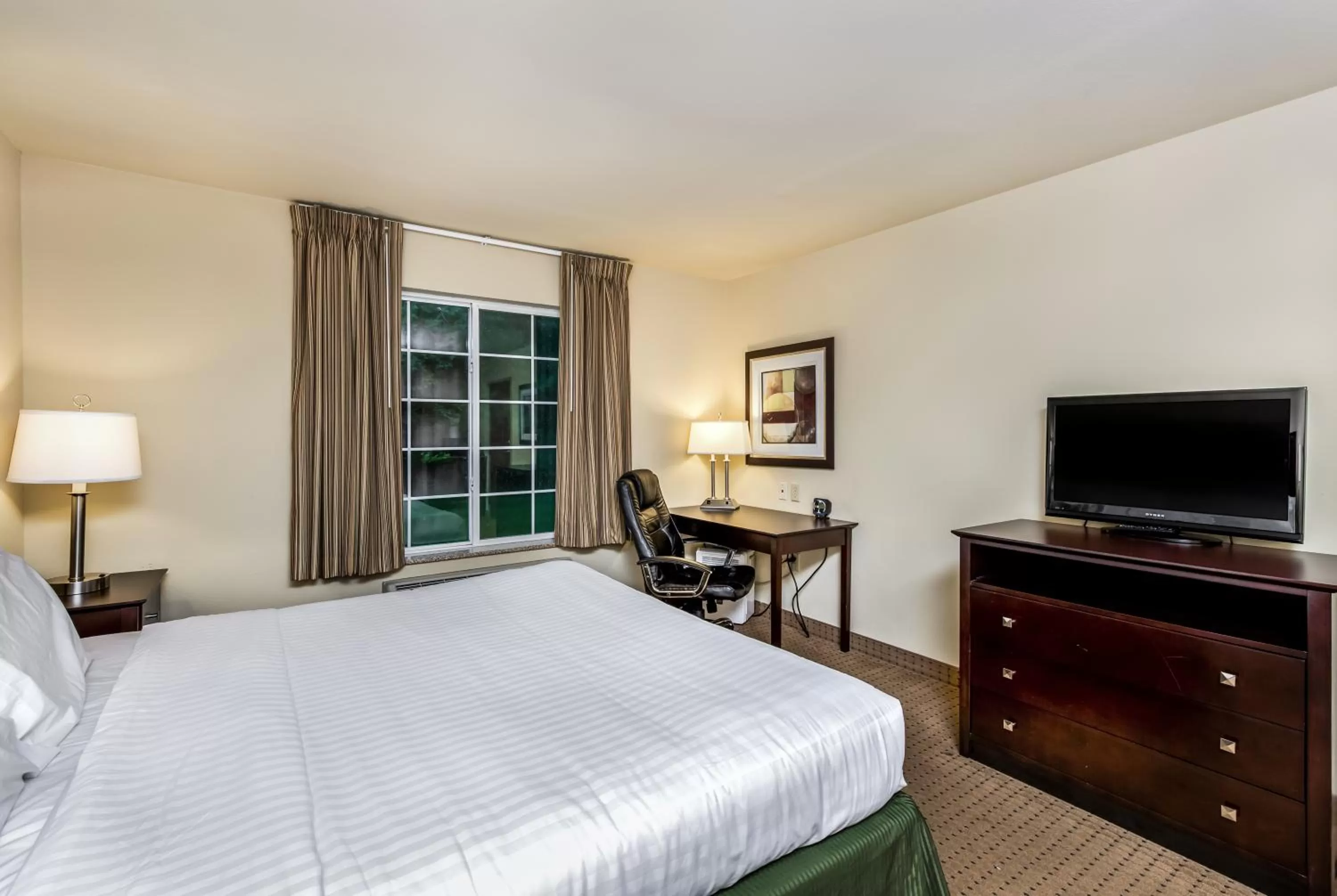 TV and multimedia, Bed in Cobblestone Inn & Suites - Vinton, IA
