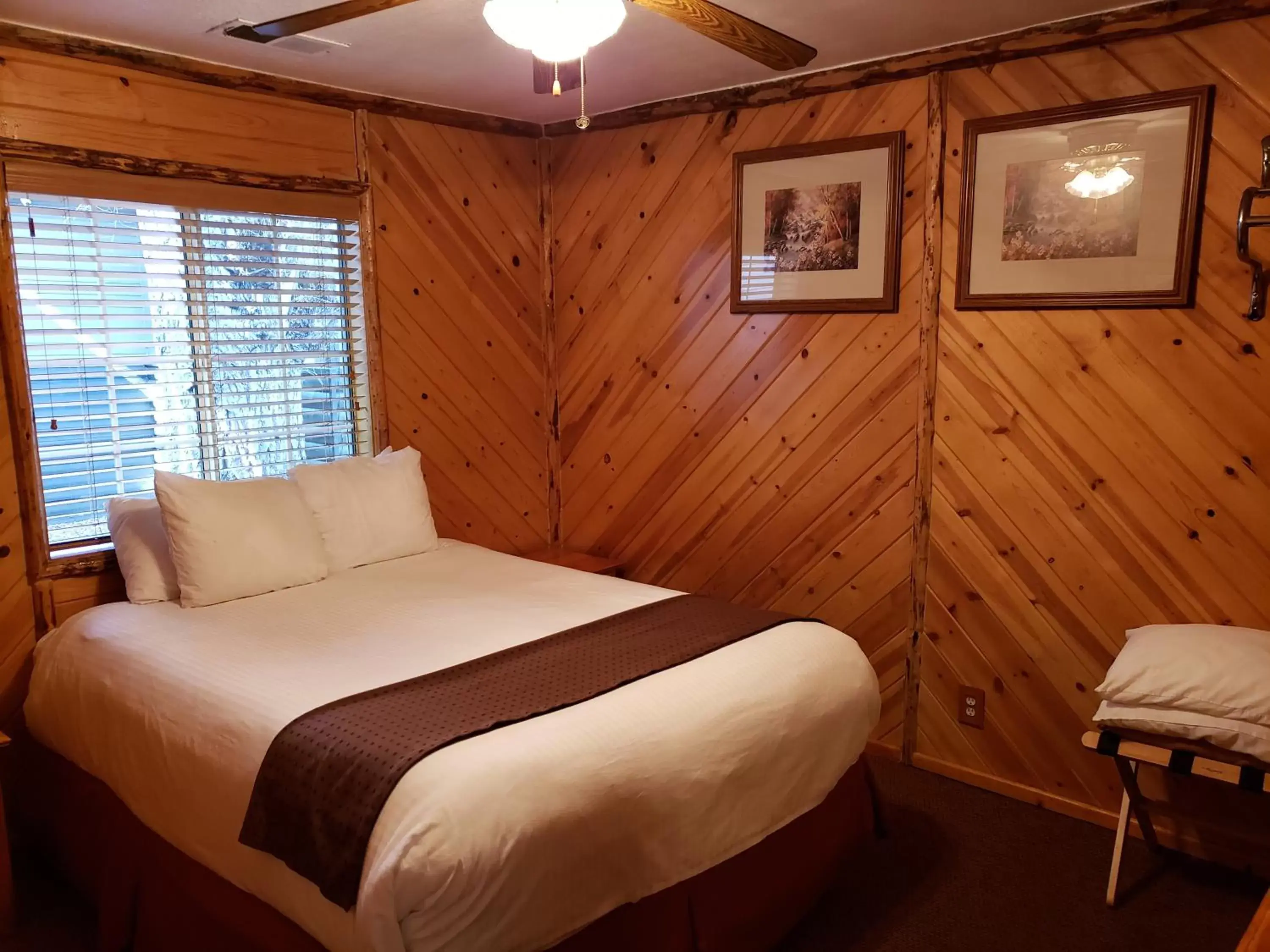 Bedroom, Bed in Big Bear Frontier