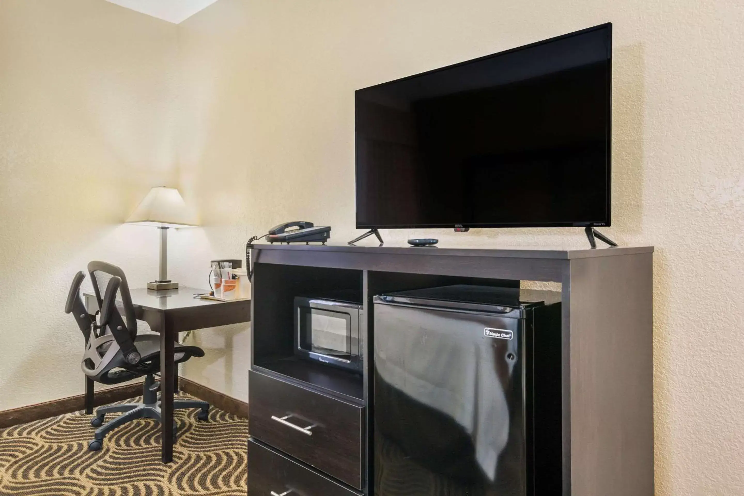 Photo of the whole room, TV/Entertainment Center in Quality Inn & Suites Florence- Cincinnati South