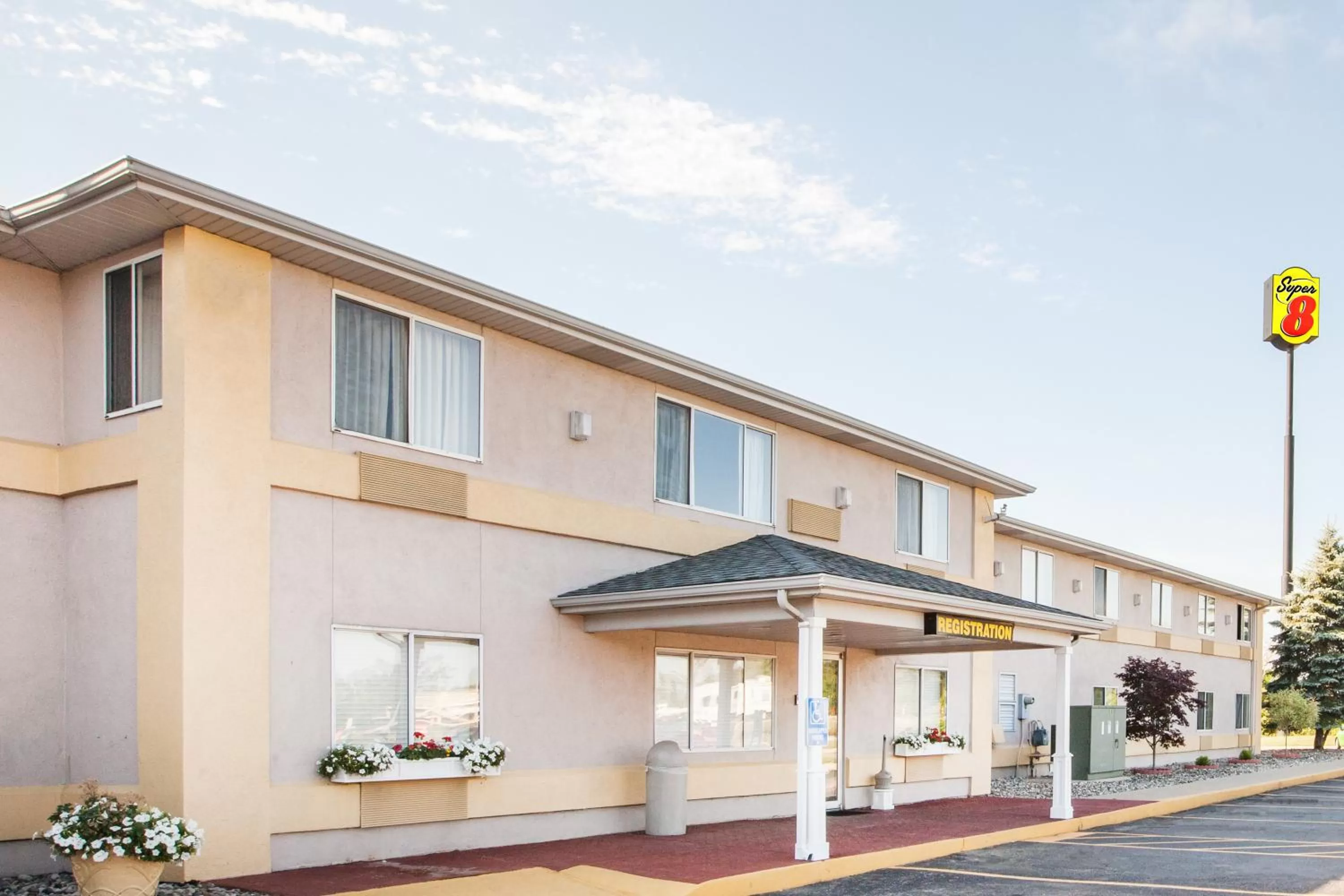 Facade/entrance in Super 8 by Wyndham Ionia MI