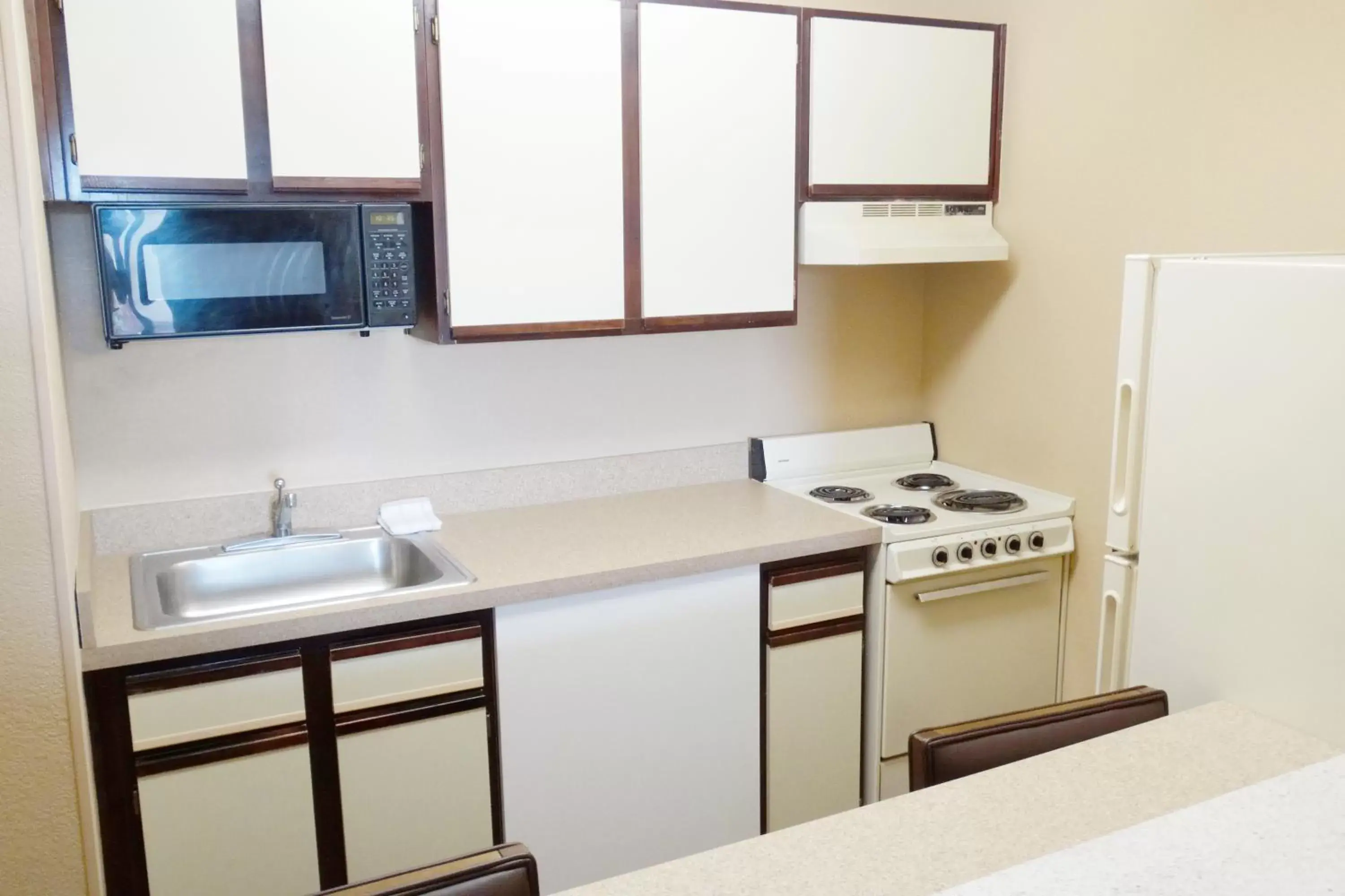 Kitchen or kitchenette, Kitchen/Kitchenette in Extended Stay America Suites - Dallas - Farmers Branch