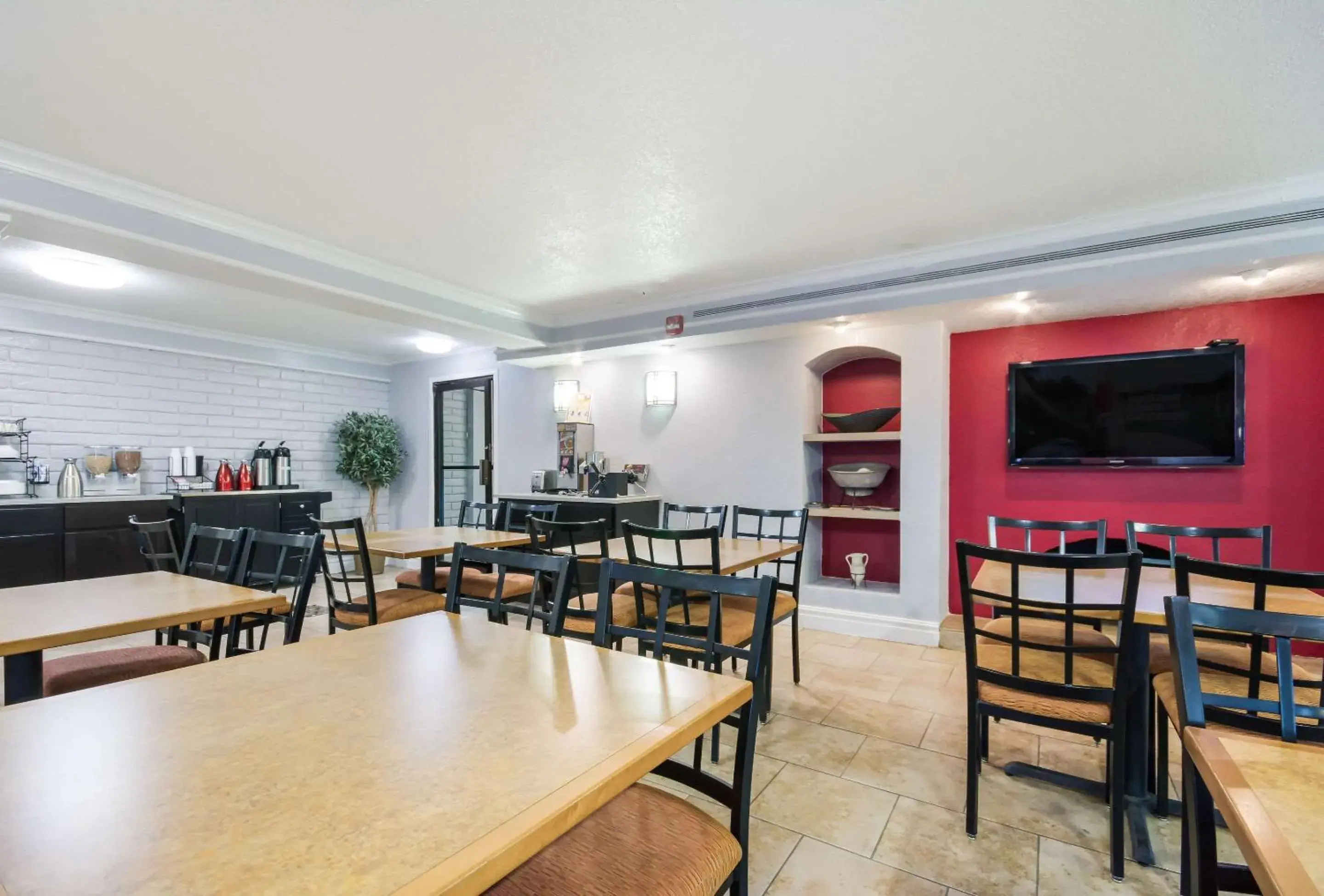 Restaurant/Places to Eat in Econo Lodge