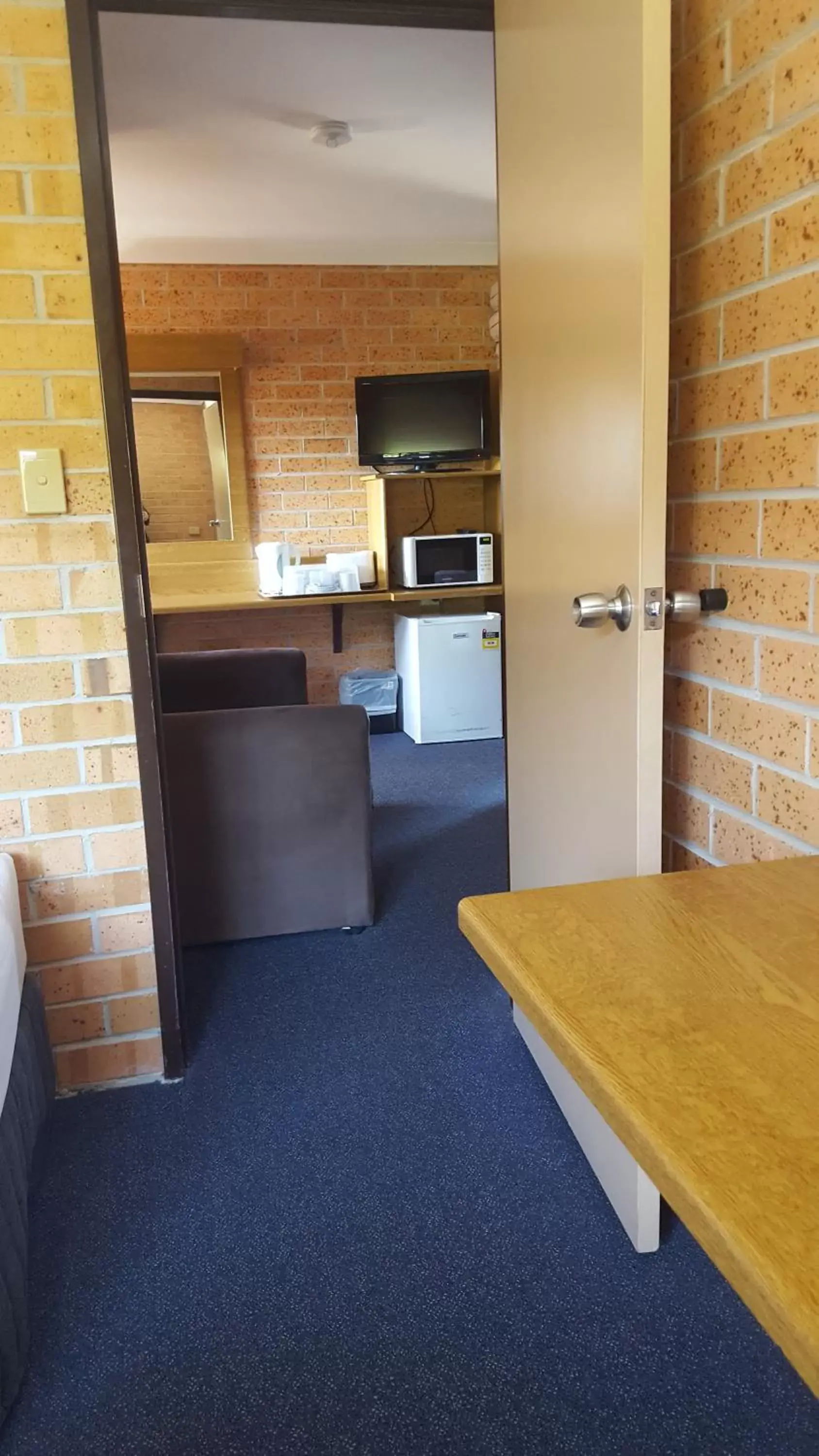 Kitchen/Kitchenette in Royal Palms Motor Inn