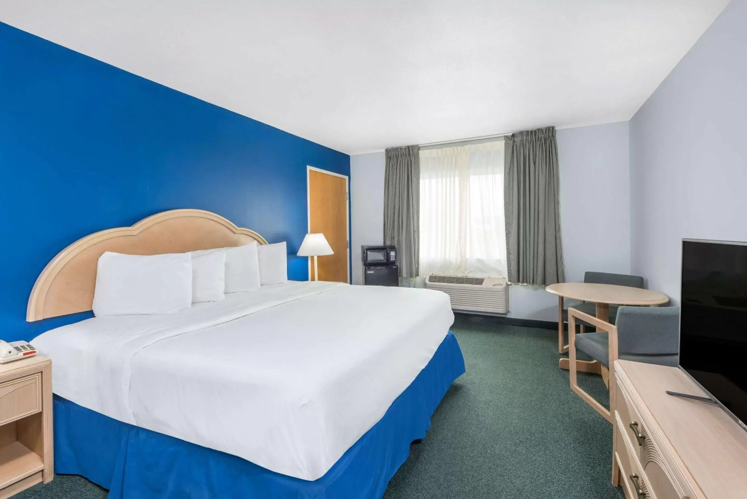 Photo of the whole room, Bed in Days Inn by Wyndham Osage Beach Lake of the Ozarks