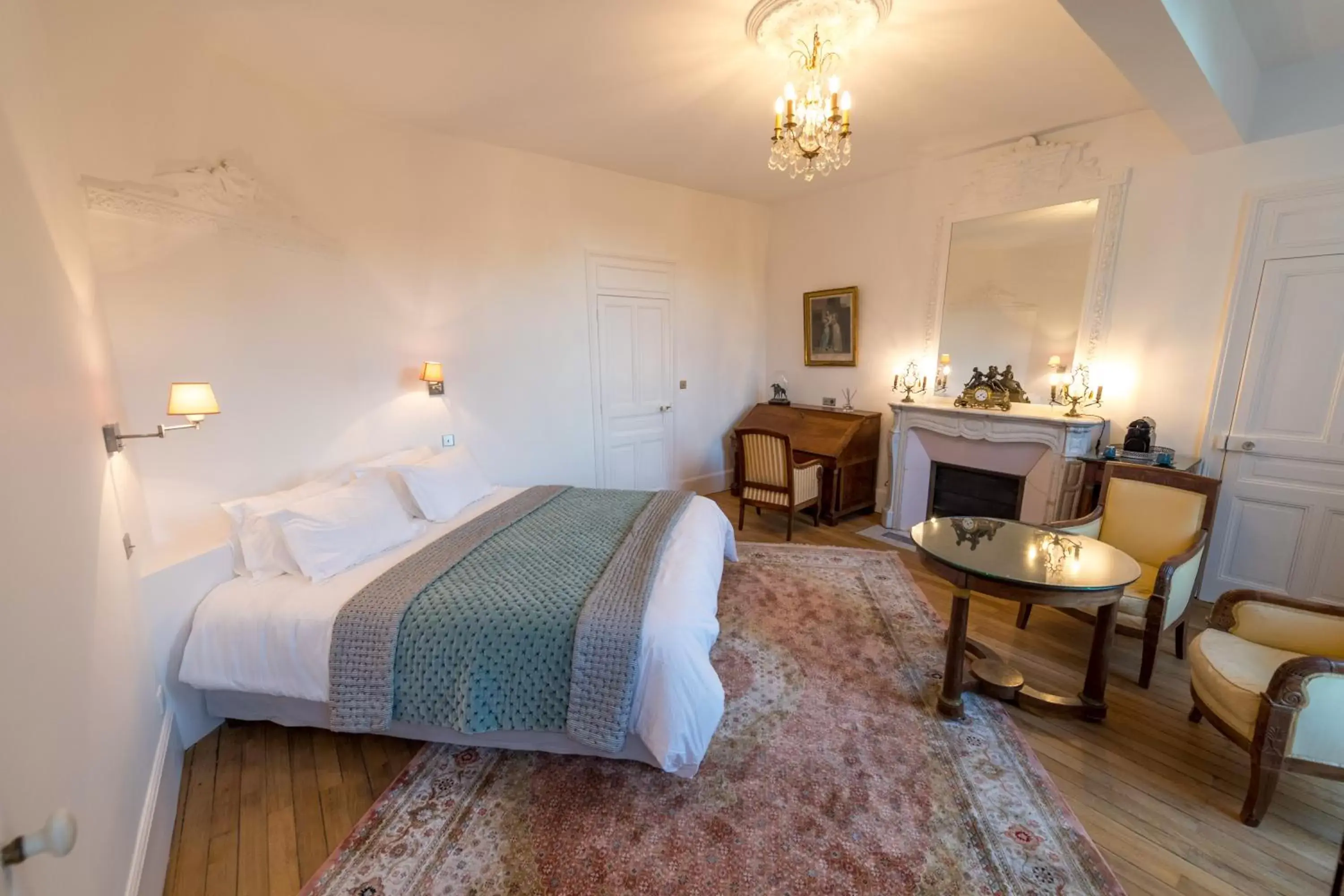 Double Room with Private Bathroom in Château du Rondon
