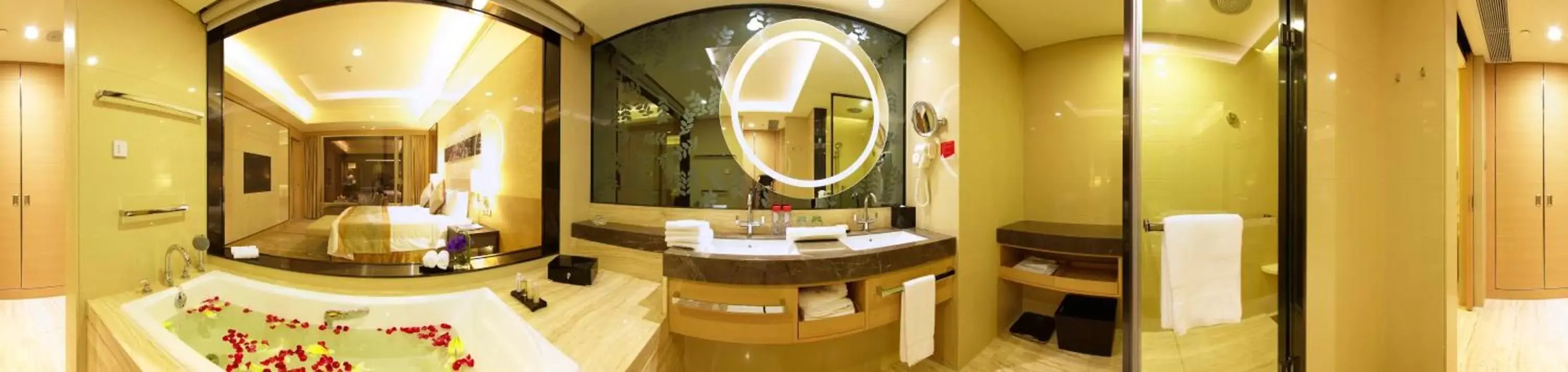 Bathroom, Spa/Wellness in Crowne Plaza Guangzhou Huadu, an IHG Hotel