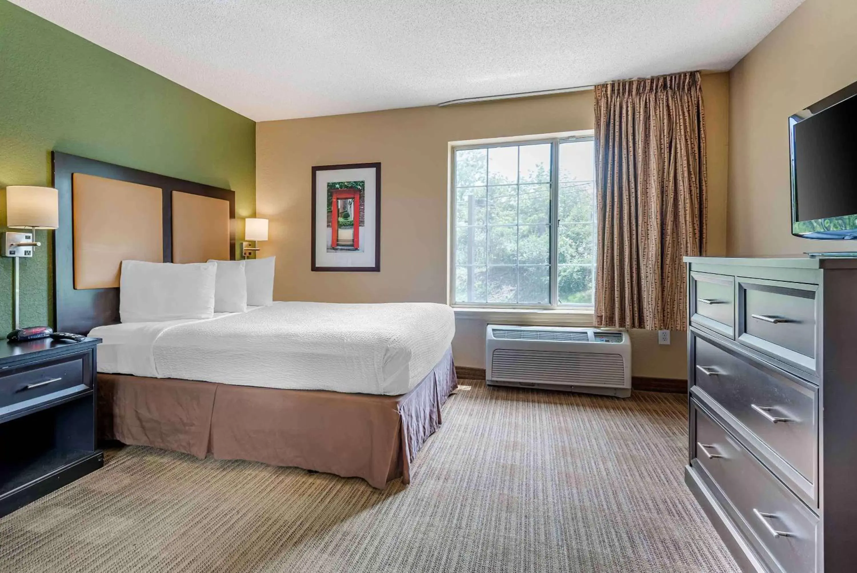 Bedroom, Bed in Extended Stay America Suites - Philadelphia - King of Prussia