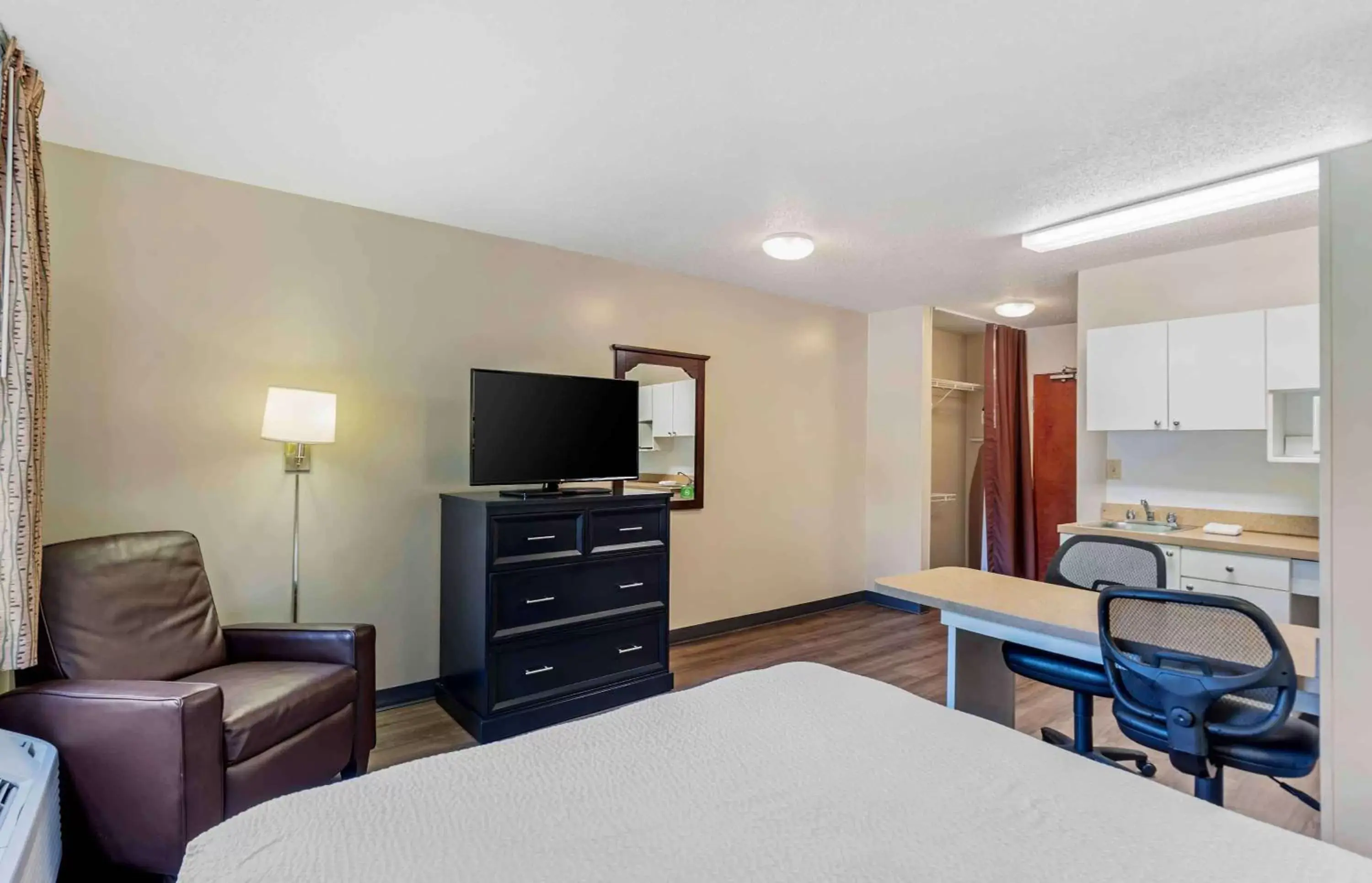 Bedroom, TV/Entertainment Center in Extended Stay America Select Suites - Chicago - Rolling Meadows
