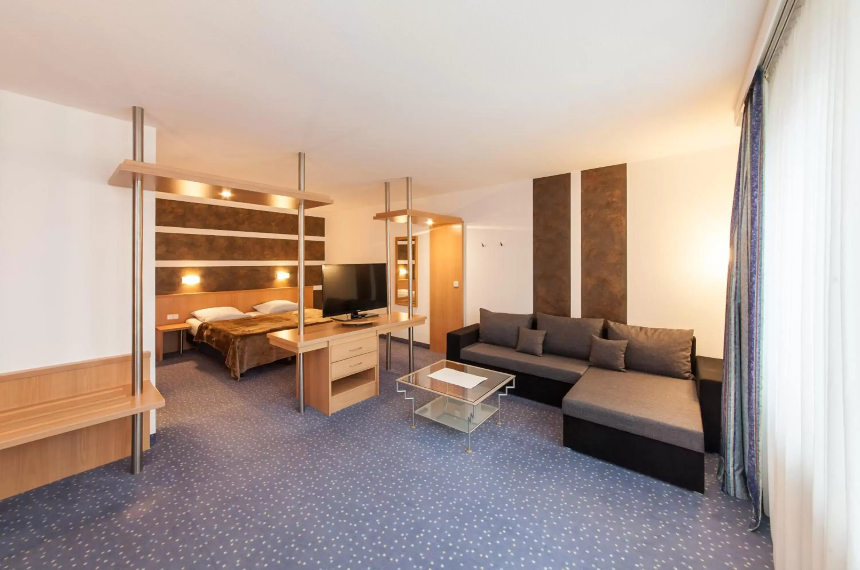 Bed, Seating Area in Novum Hotel Seegraben Cottbus