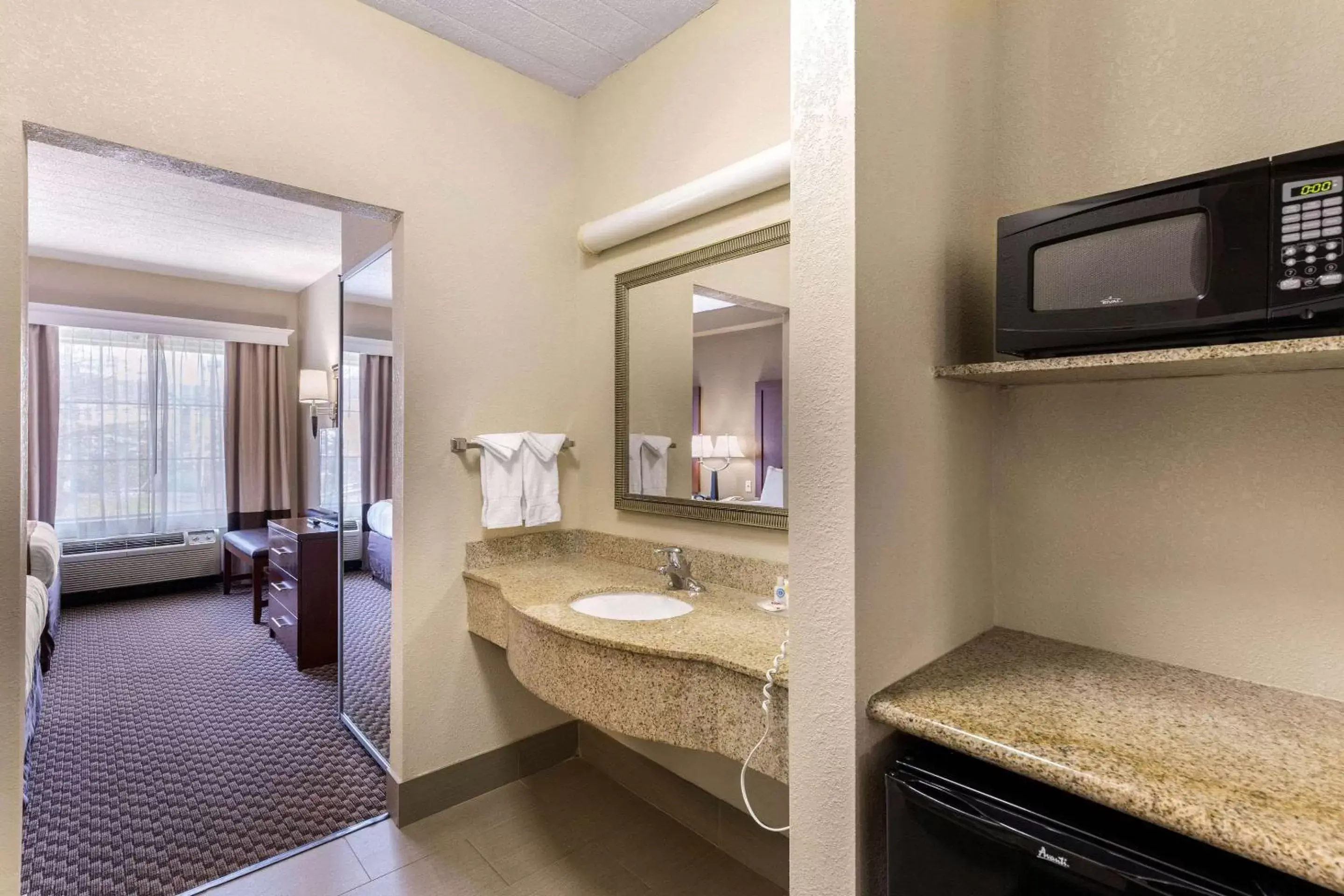 Photo of the whole room, Bathroom in Comfort Suites Columbia Gateway