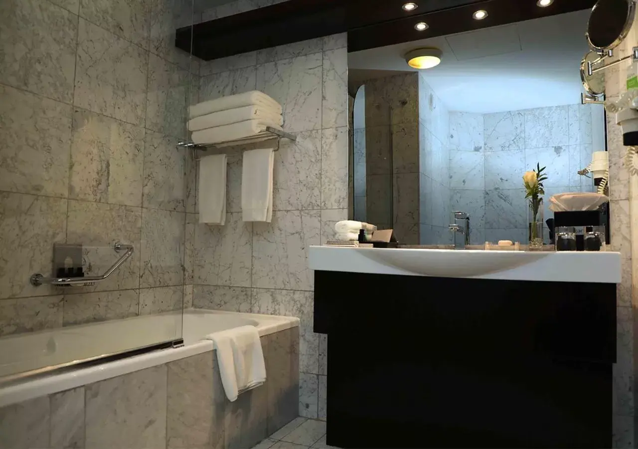 Hot Tub, Bathroom in Babylon Rotana Hotel