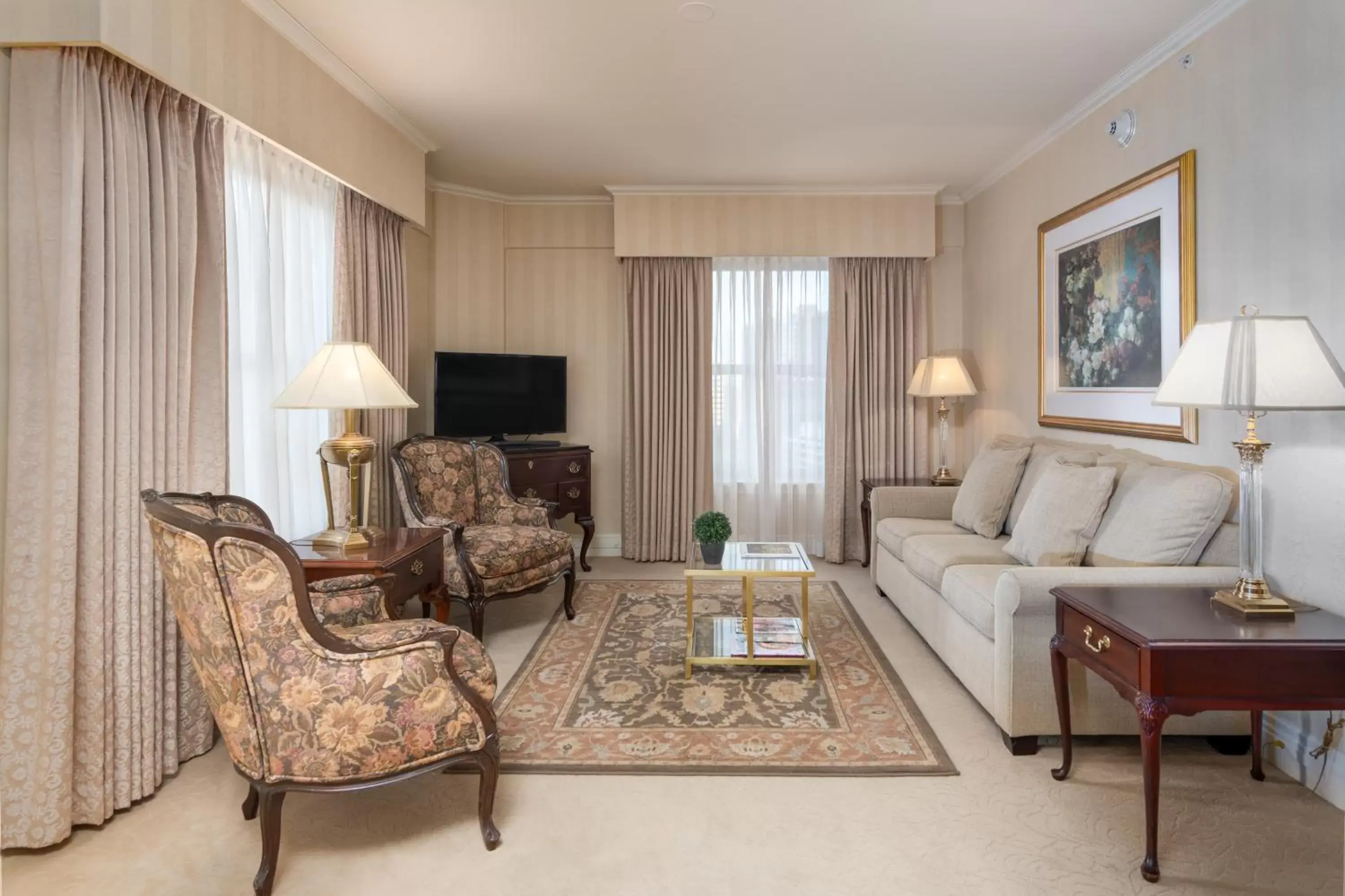 Living room, Seating Area in Mayflower Park Hotel