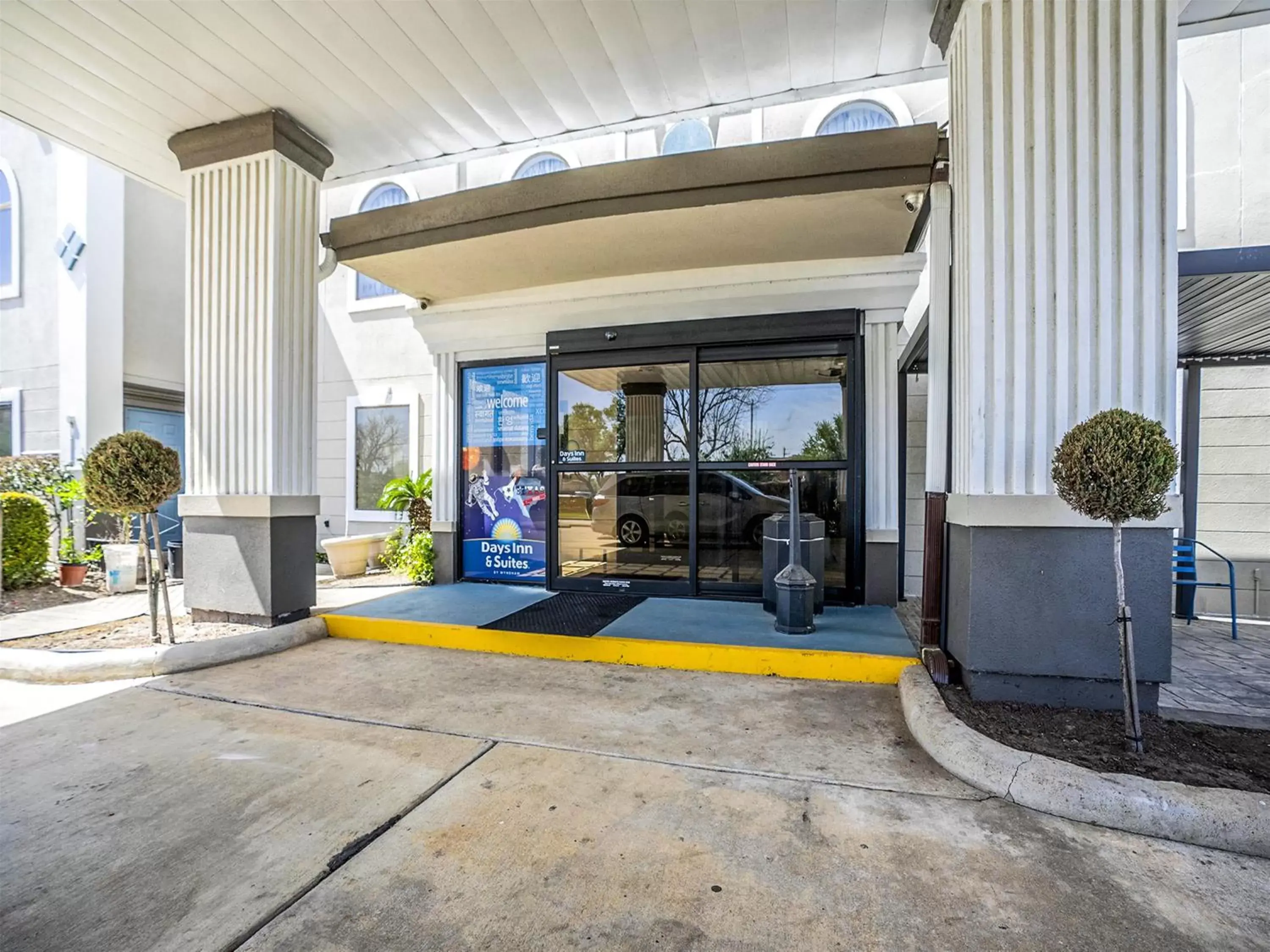 Facade/entrance in Days Inn & Suites by Wyndham Webster NASA-ClearLake-Houston