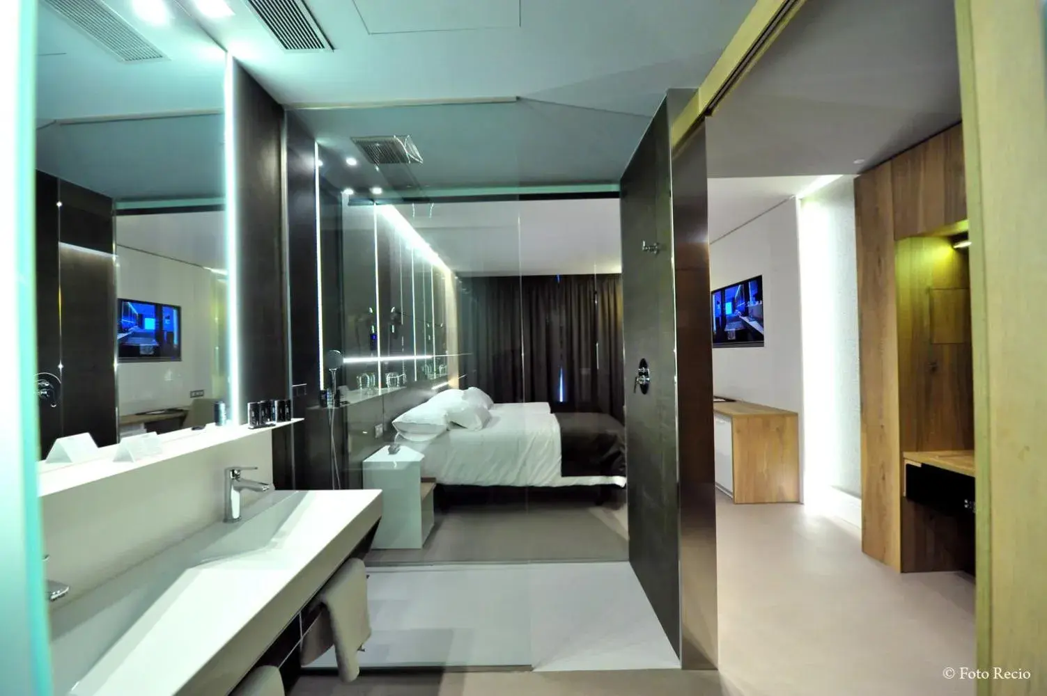 Shower, Bathroom in Hotel & Spa Ciudad de Bin¿r