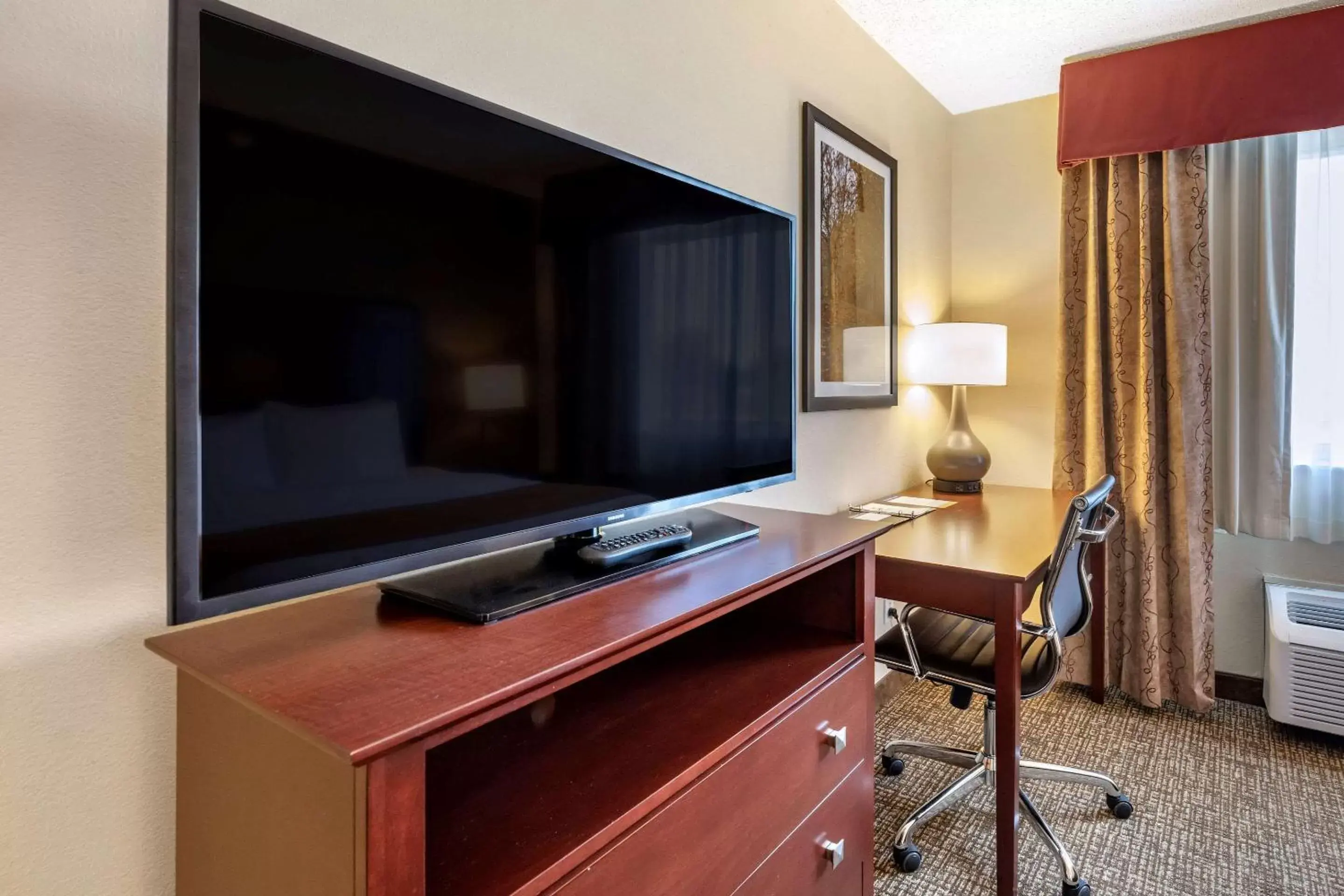 Photo of the whole room, TV/Entertainment Center in Comfort Inn & Suites Kelso - Longview
