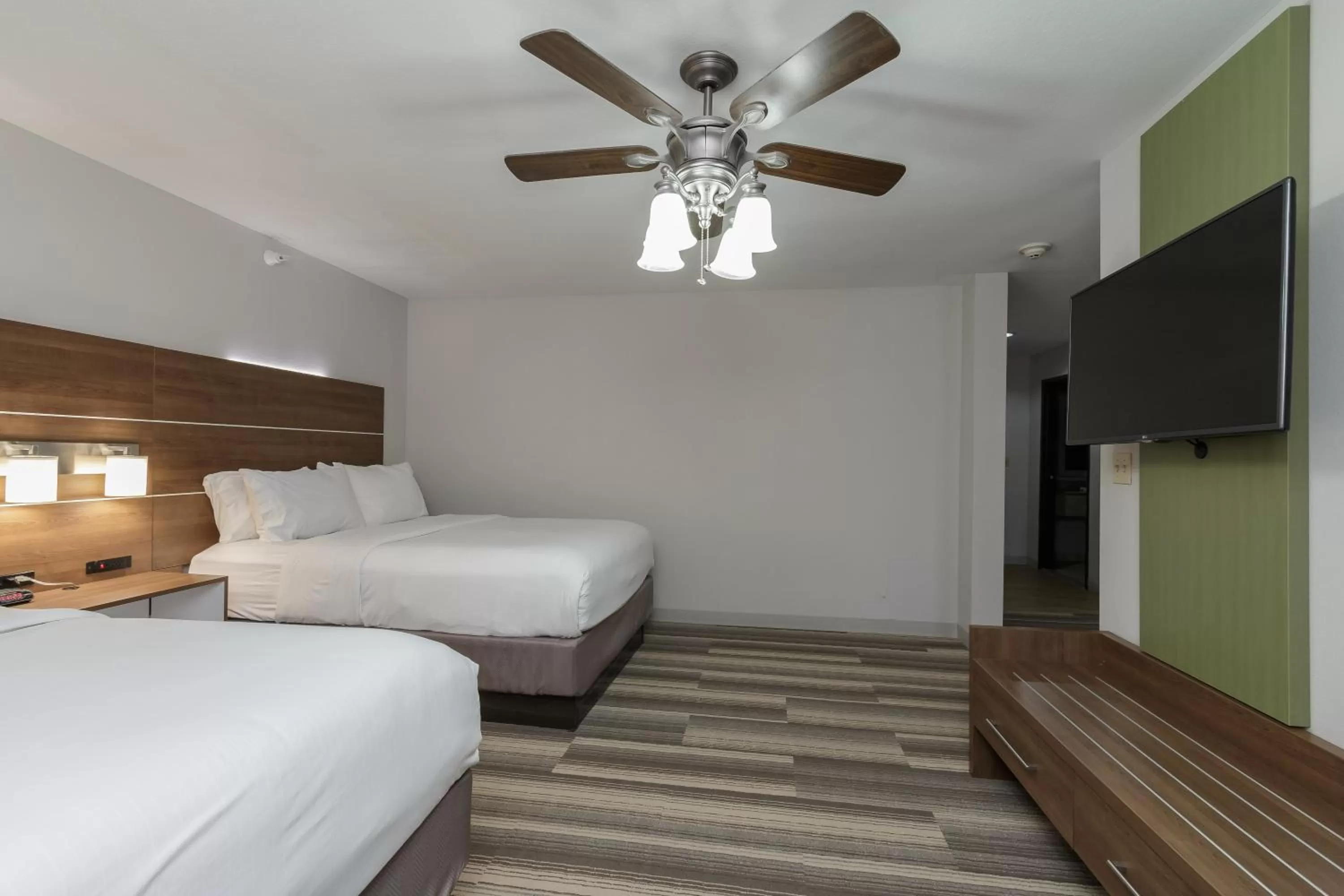 Photo of the whole room, Bed in Holiday Inn Express & Suites - South Bend - Notre Dame Univ.