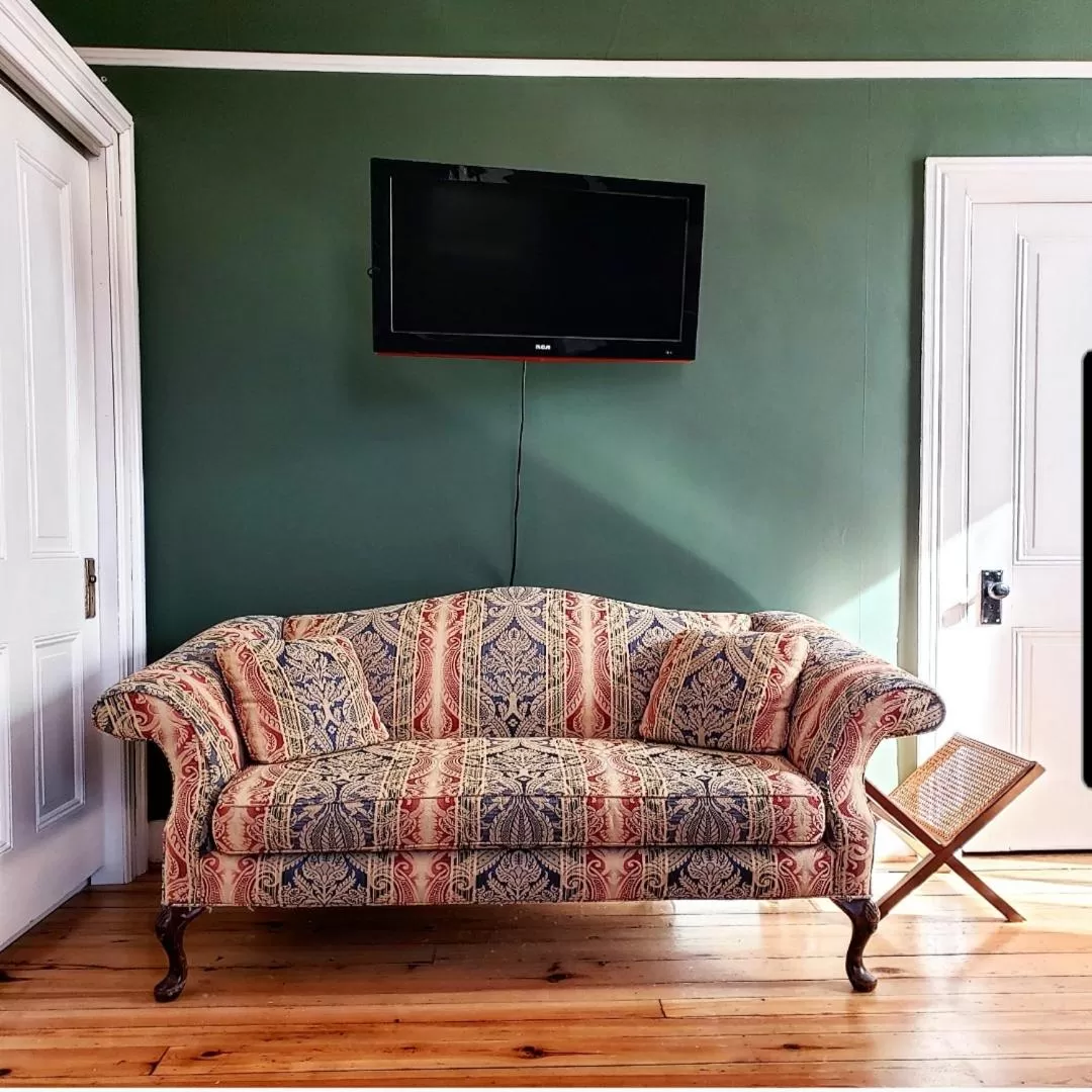 Bedroom in South Court Inn