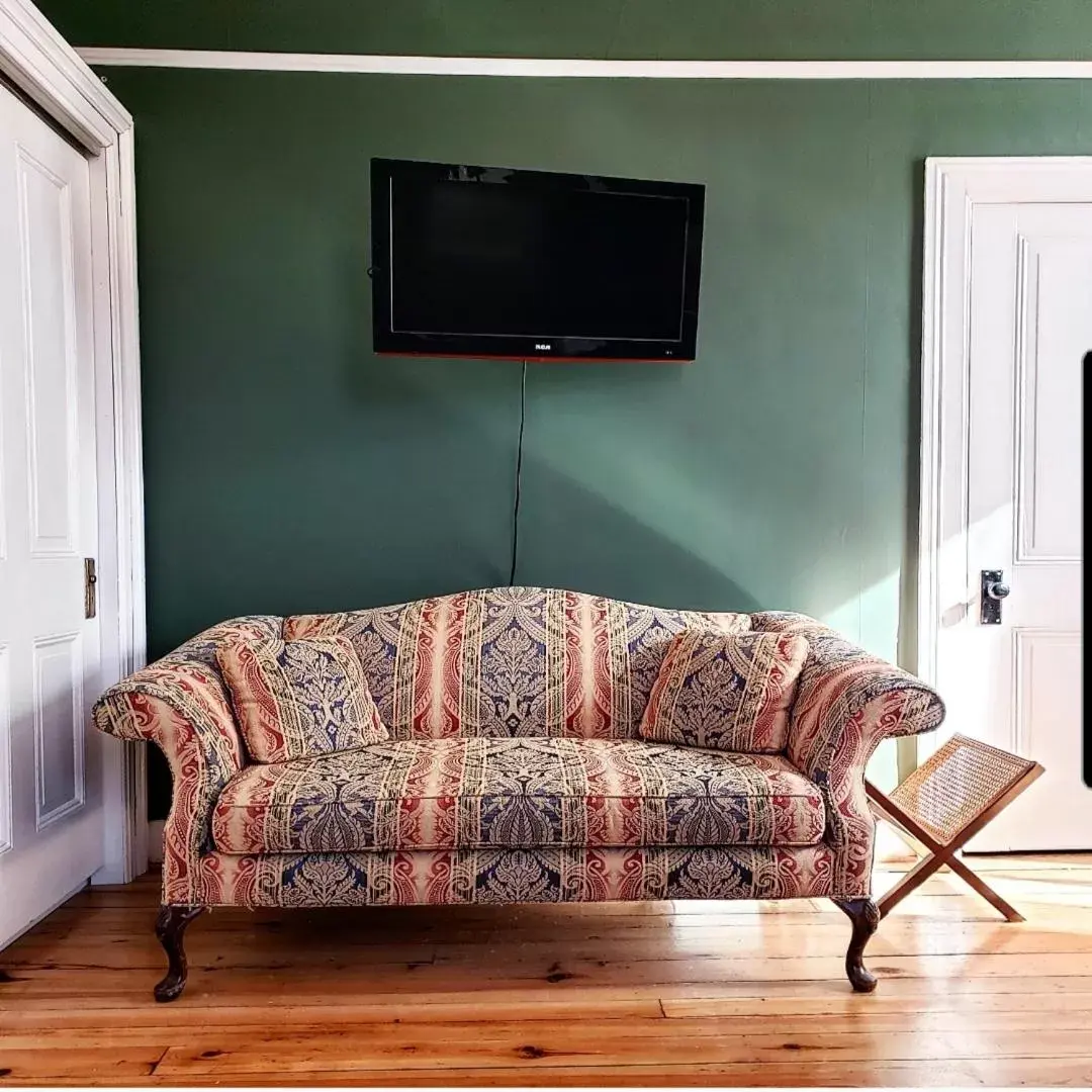 Queen Room with Garden View in South Court Inn Queen Room with Garden View in South Court Inn