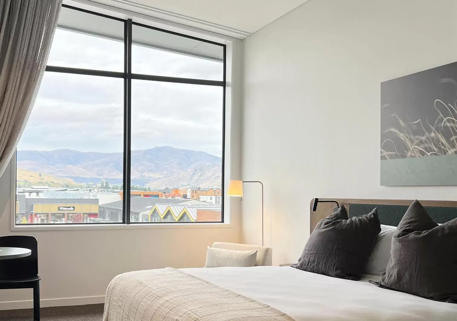 Bed, Mountain View in Sudima Queenstown Five Mile