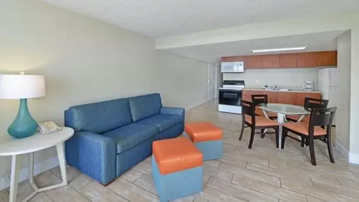 Kitchen or kitchenette, Seating Area in El Caribe Resort and Conference Center