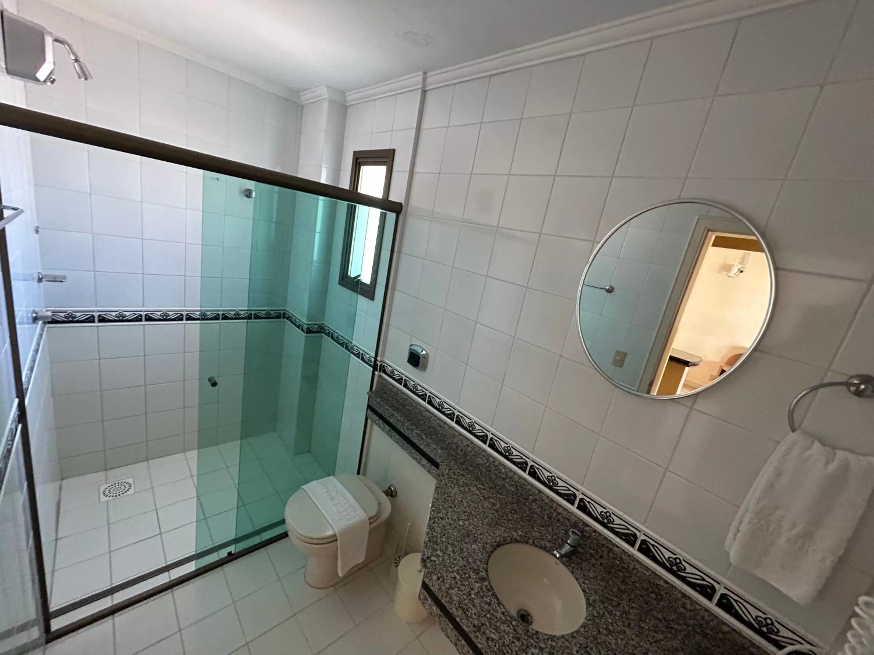 Bathroom in Golfinhos Apart Hotel