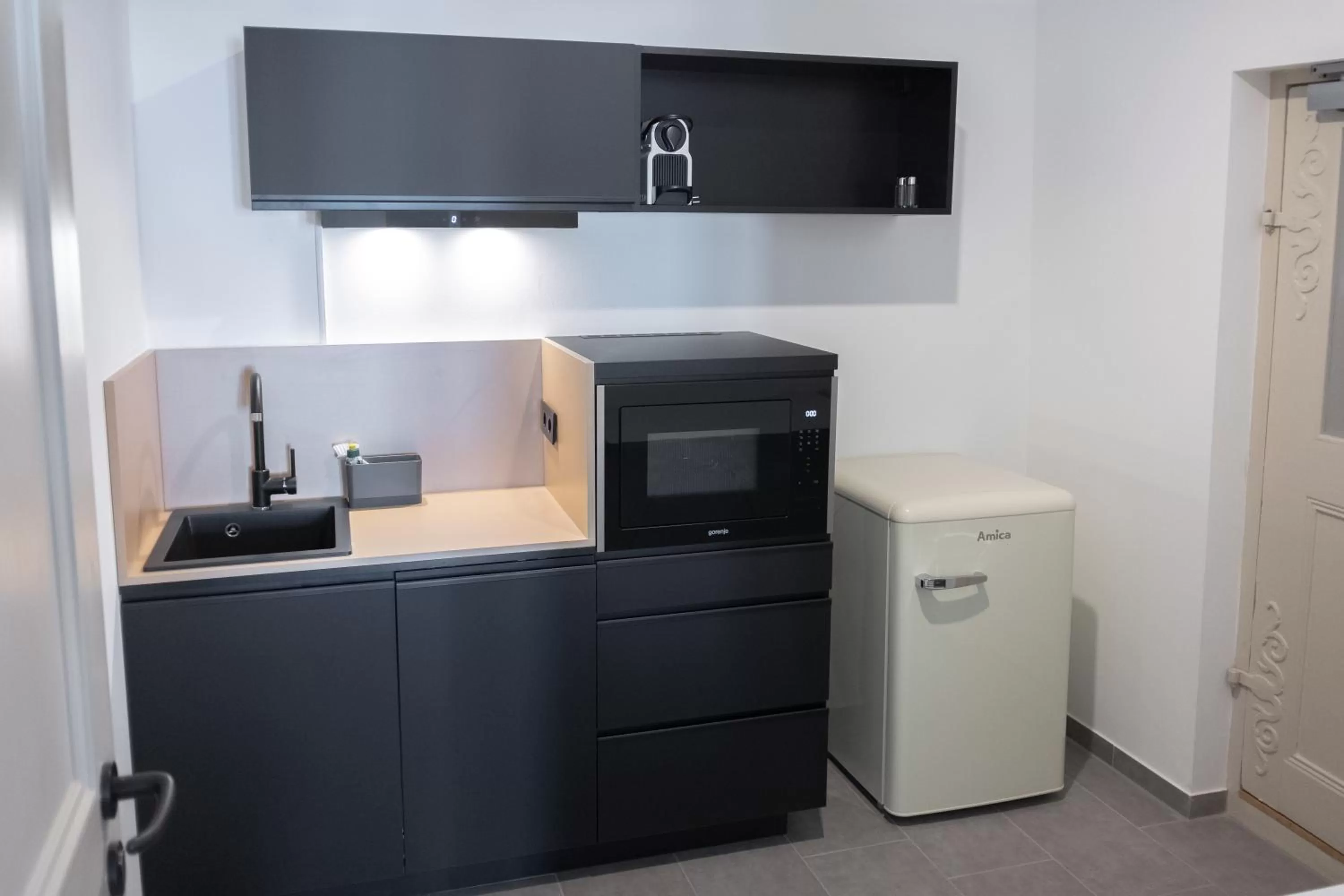 Kitchen or kitchenette in ANA Living Augsburg City Center by Arthotel ANA - Self-Service-Hotel