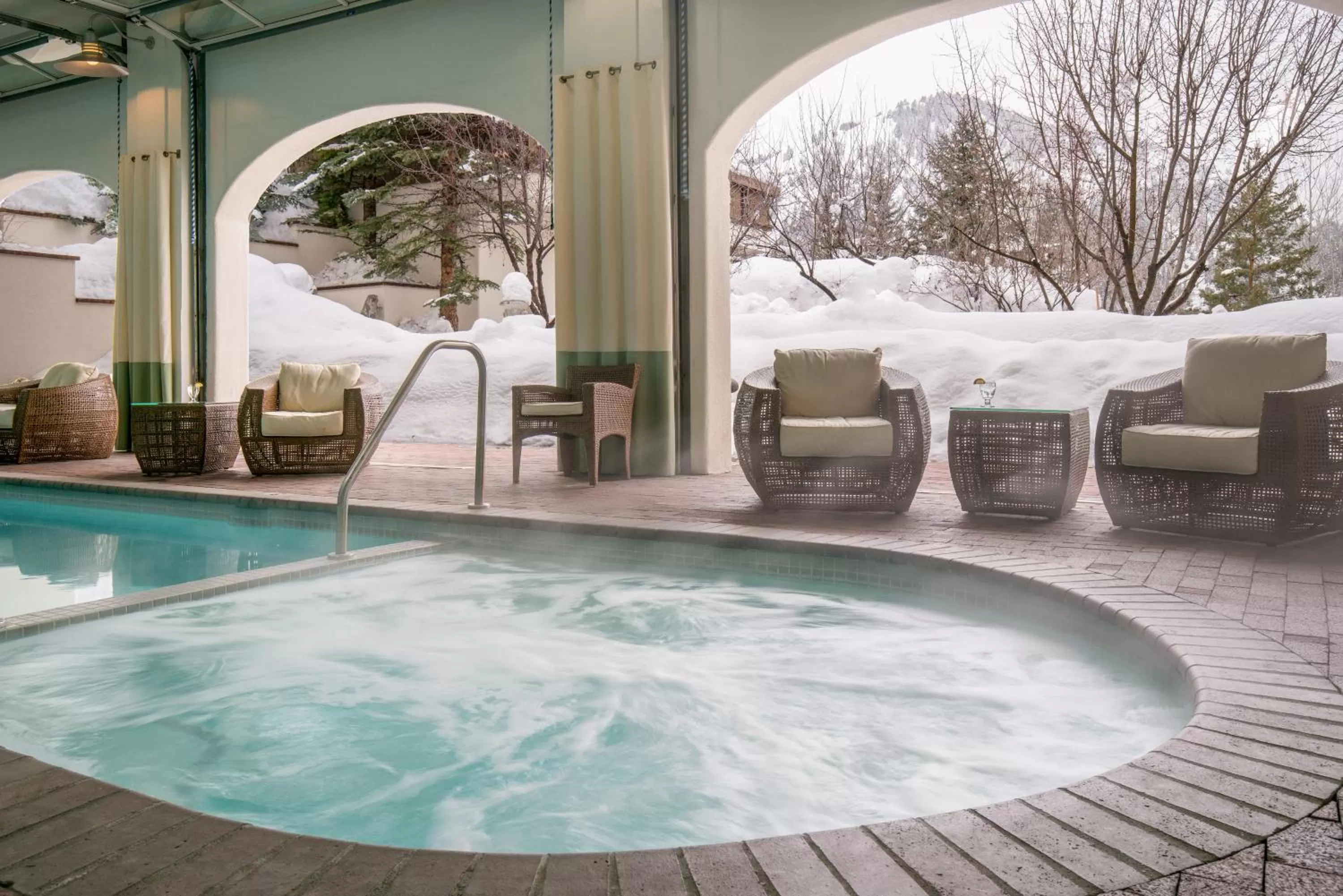 Swimming pool in Knob Hill Inn