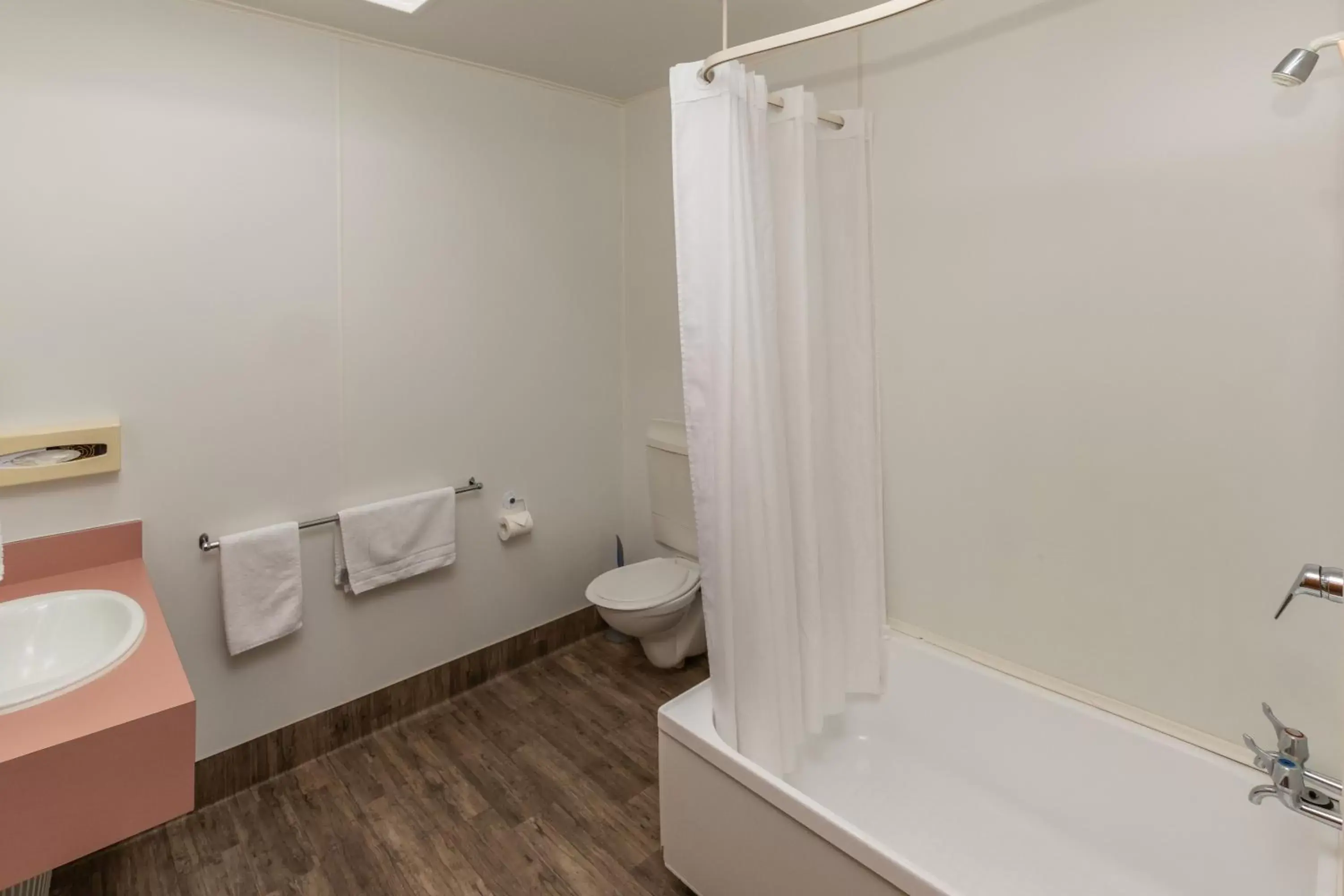 Bathroom in ASURE Explorer Motel & Apartments