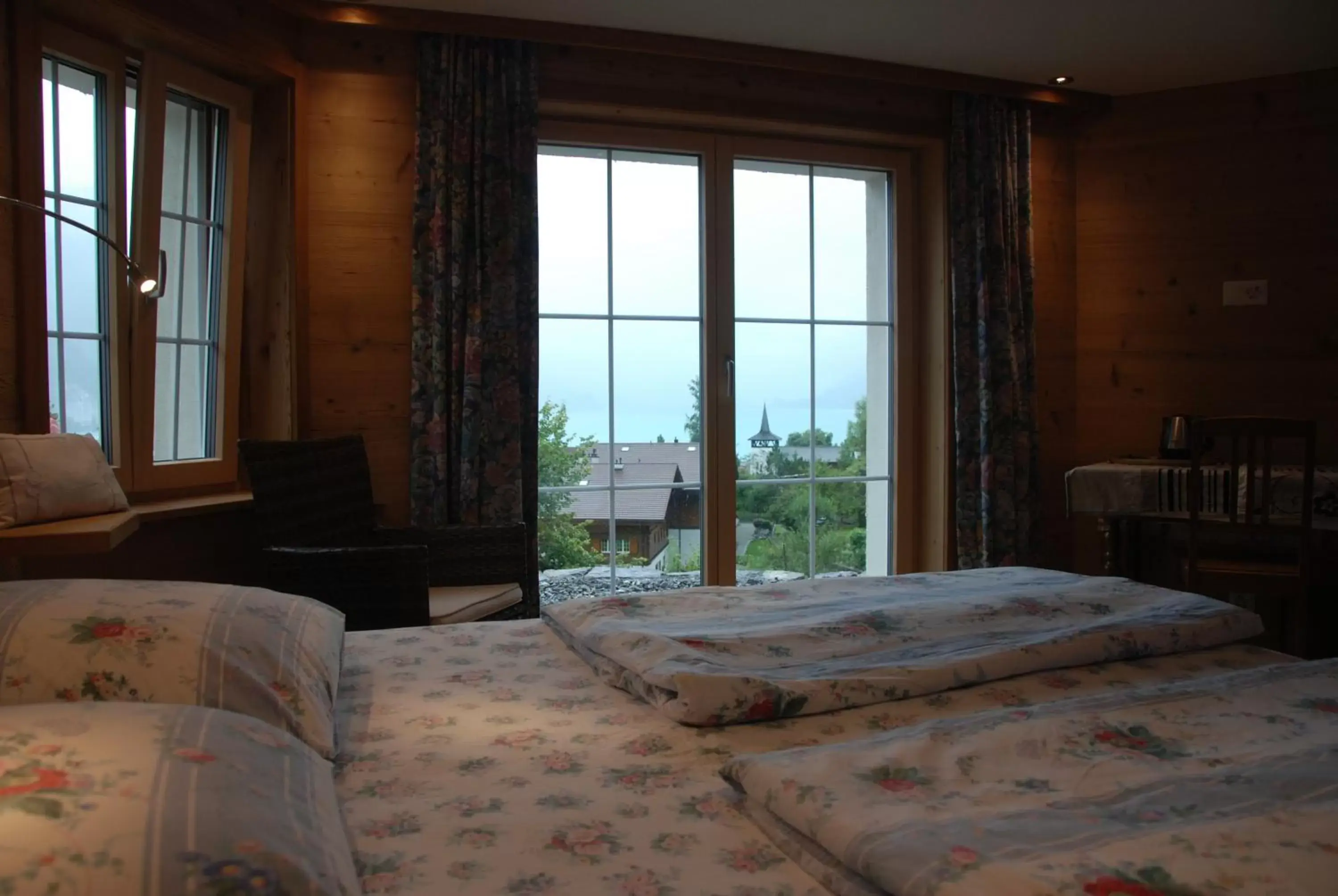 Photo of the whole room, Bed in Jobin Brienz