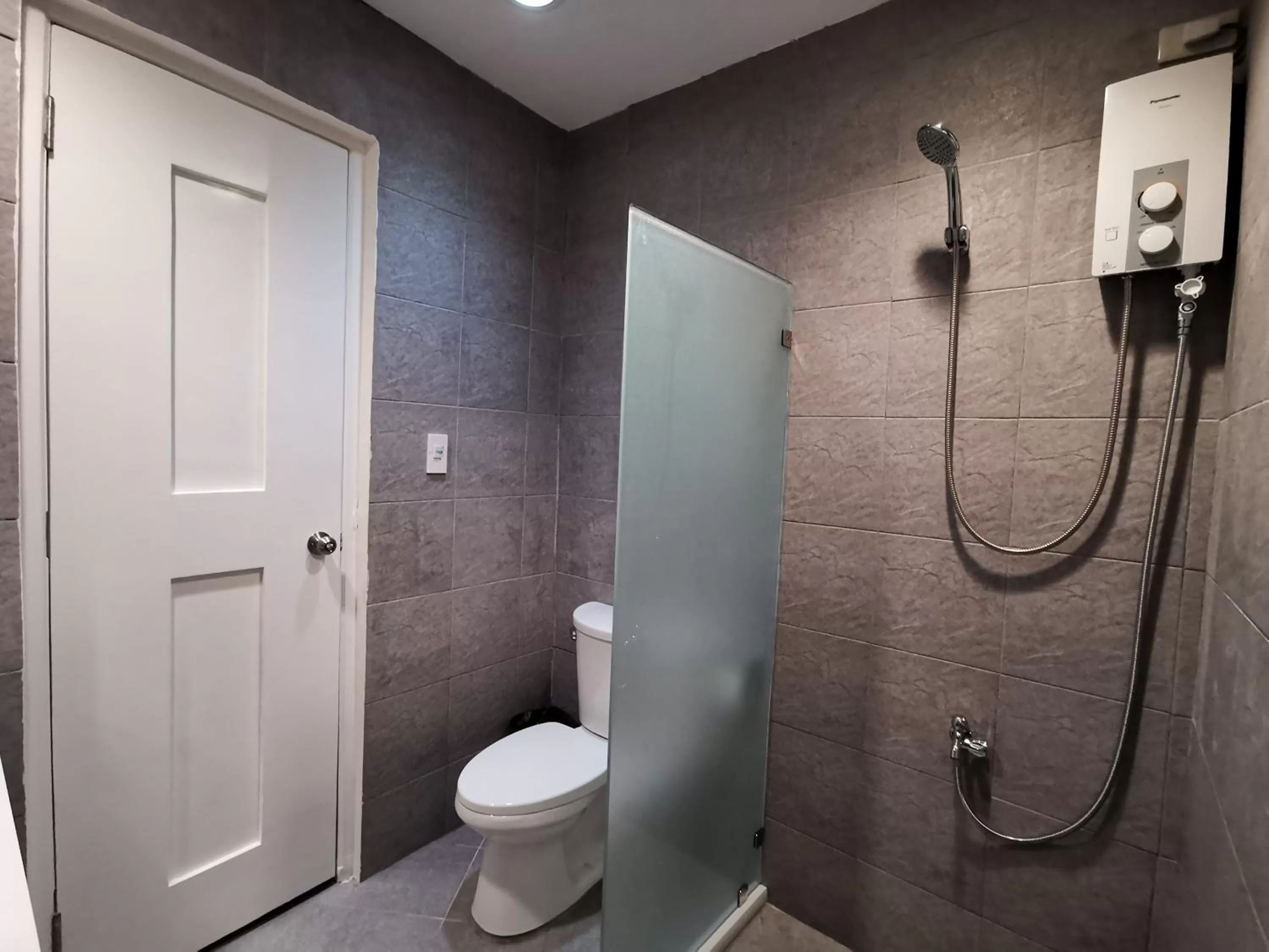 Bathroom in Pescadores Suites Moalboal