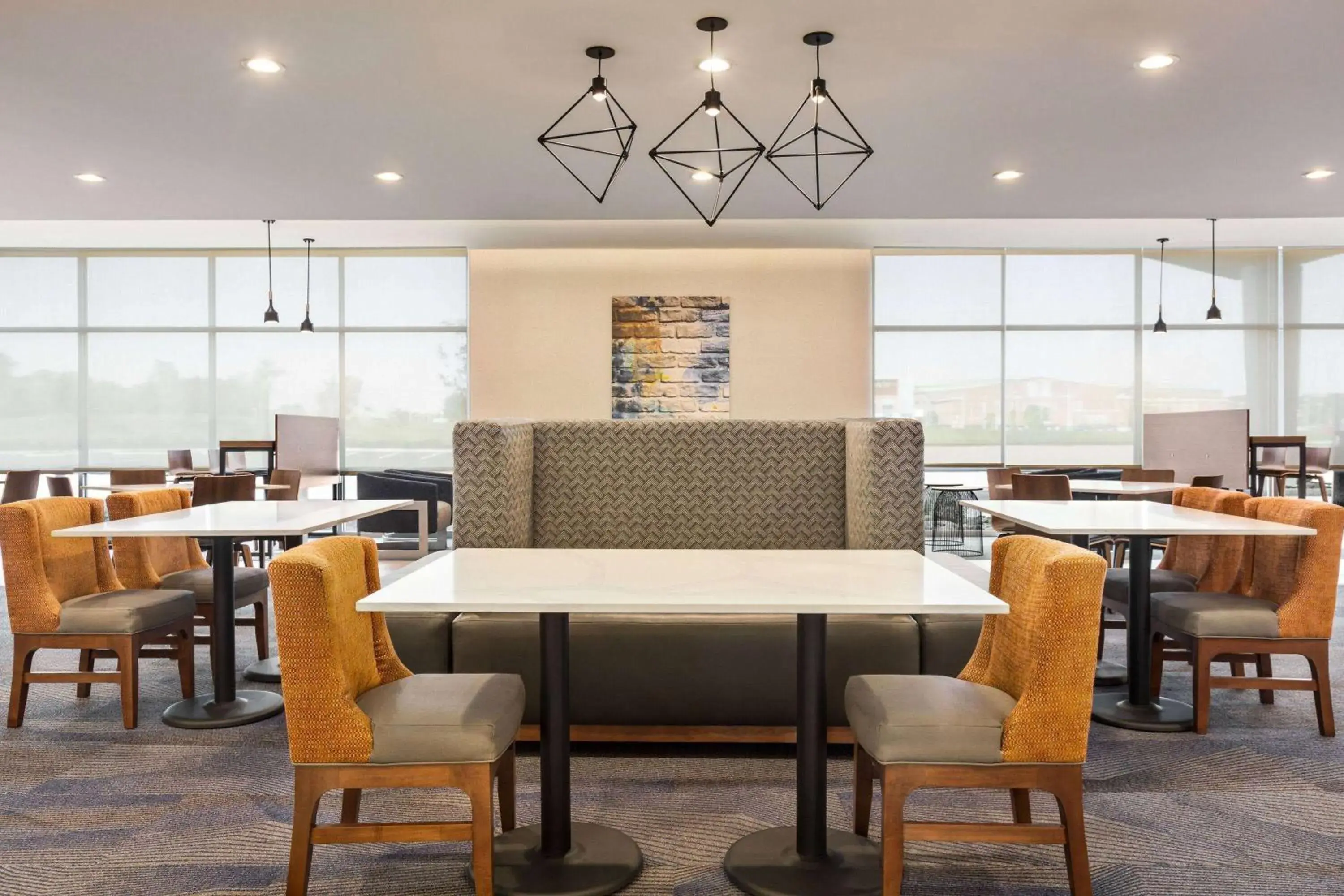 Lobby or reception, Restaurant/Places to Eat in La Quinta Inn & Suites by Wyndham Mount Laurel Moorestown