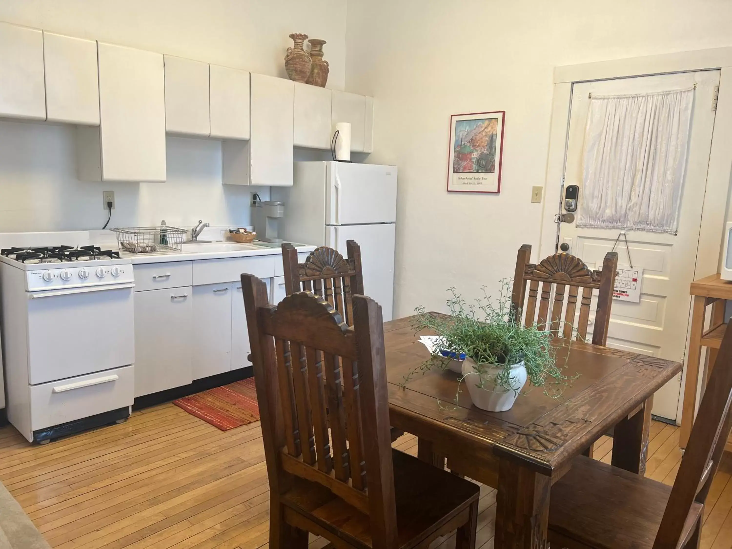 Kitchen or kitchenette, Kitchen/Kitchenette in Canyon Rose Suites