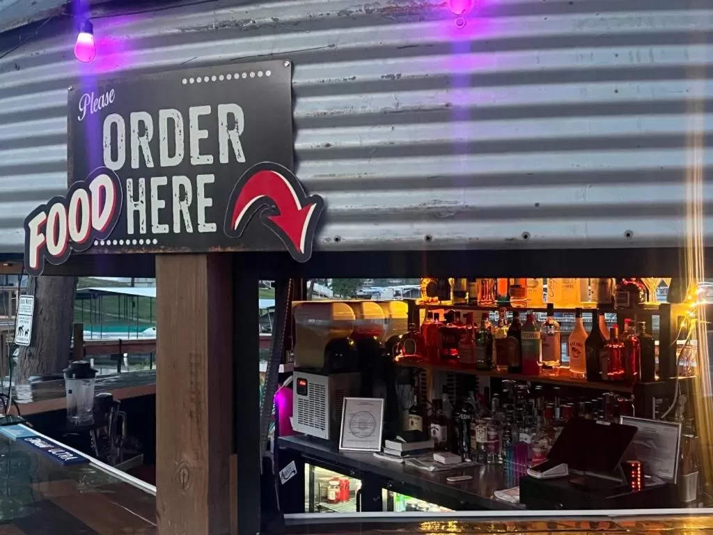 Restaurant/places to eat in Buddy's Harbor