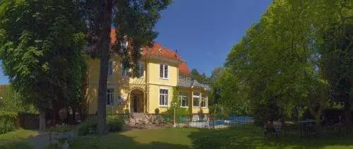 Facade/entrance, Property Building in Hotel Restaurant Du Parc