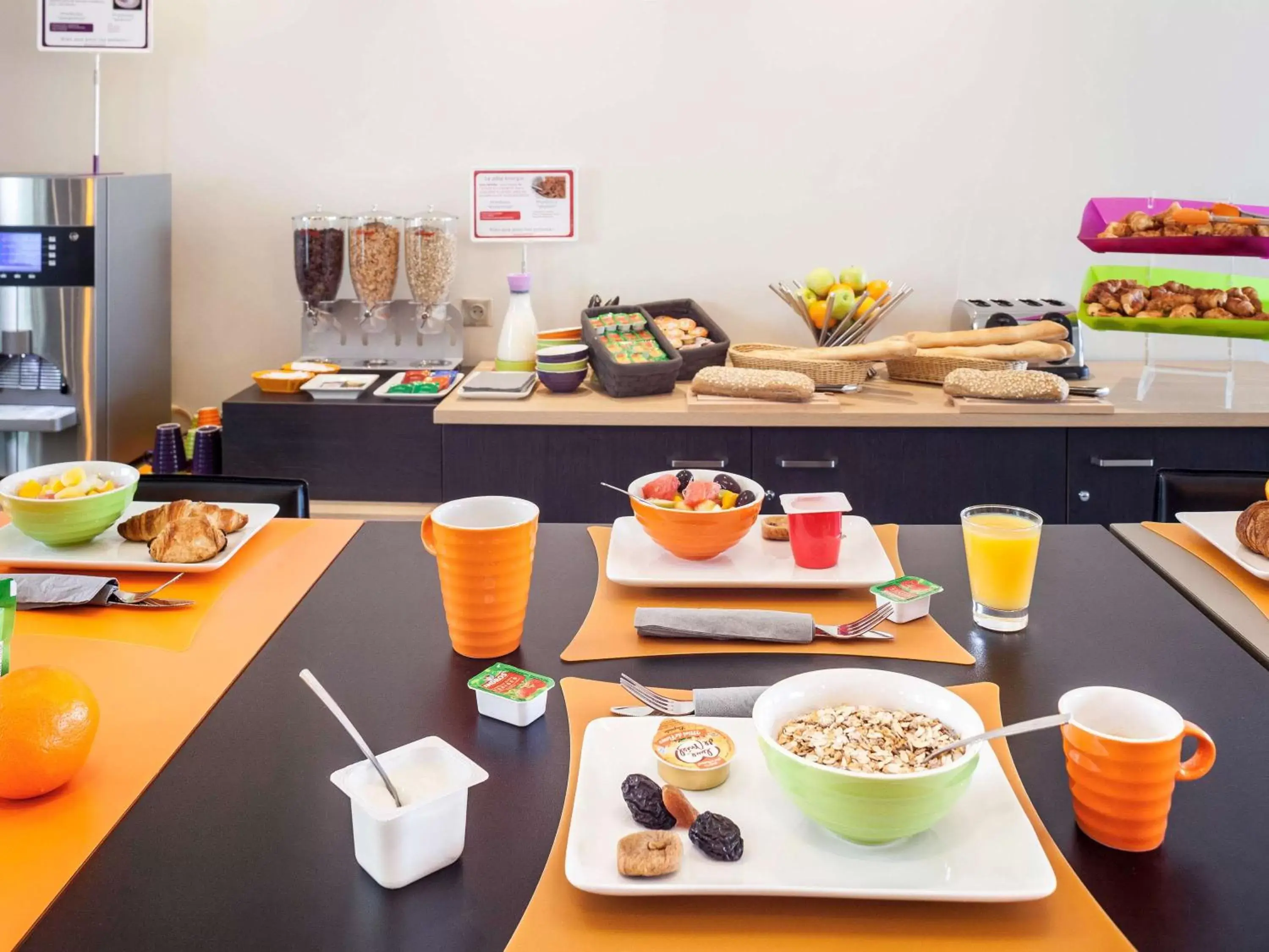 Restaurant/places to eat in ibis Styles Saumur Gare Centre