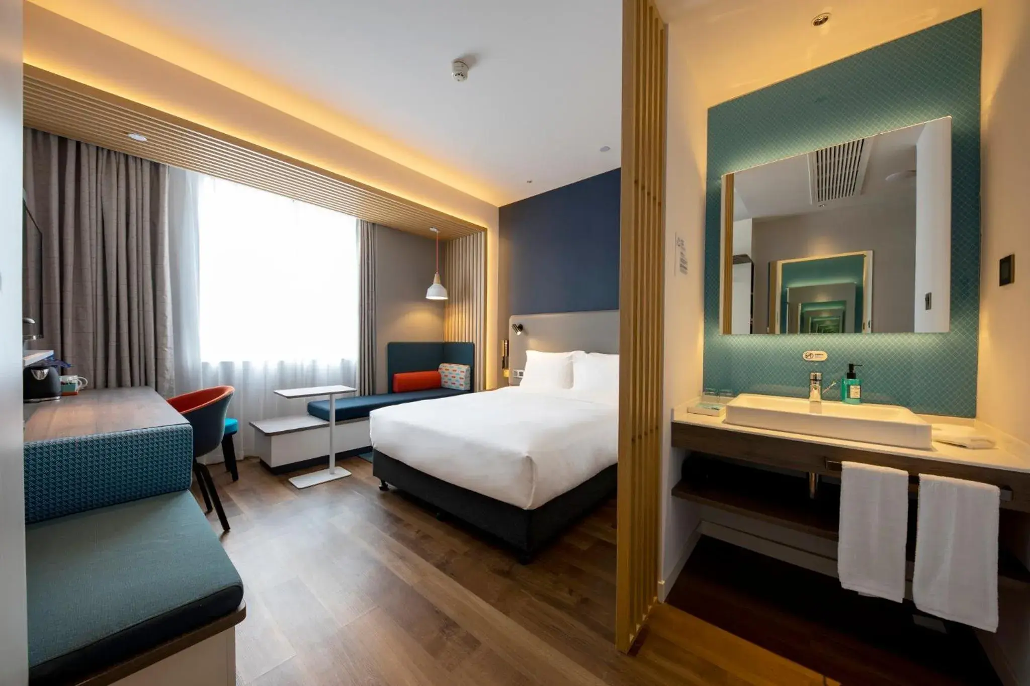 Photo of the whole room, Bed in Holiday Inn Express Shanghai Jiading New City, an IHG Hotel