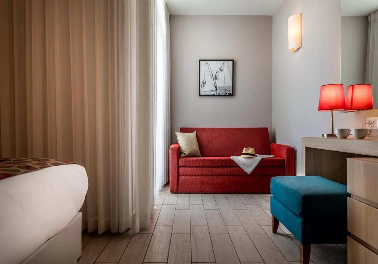 Living room, Bed in Astral Maris Hotel