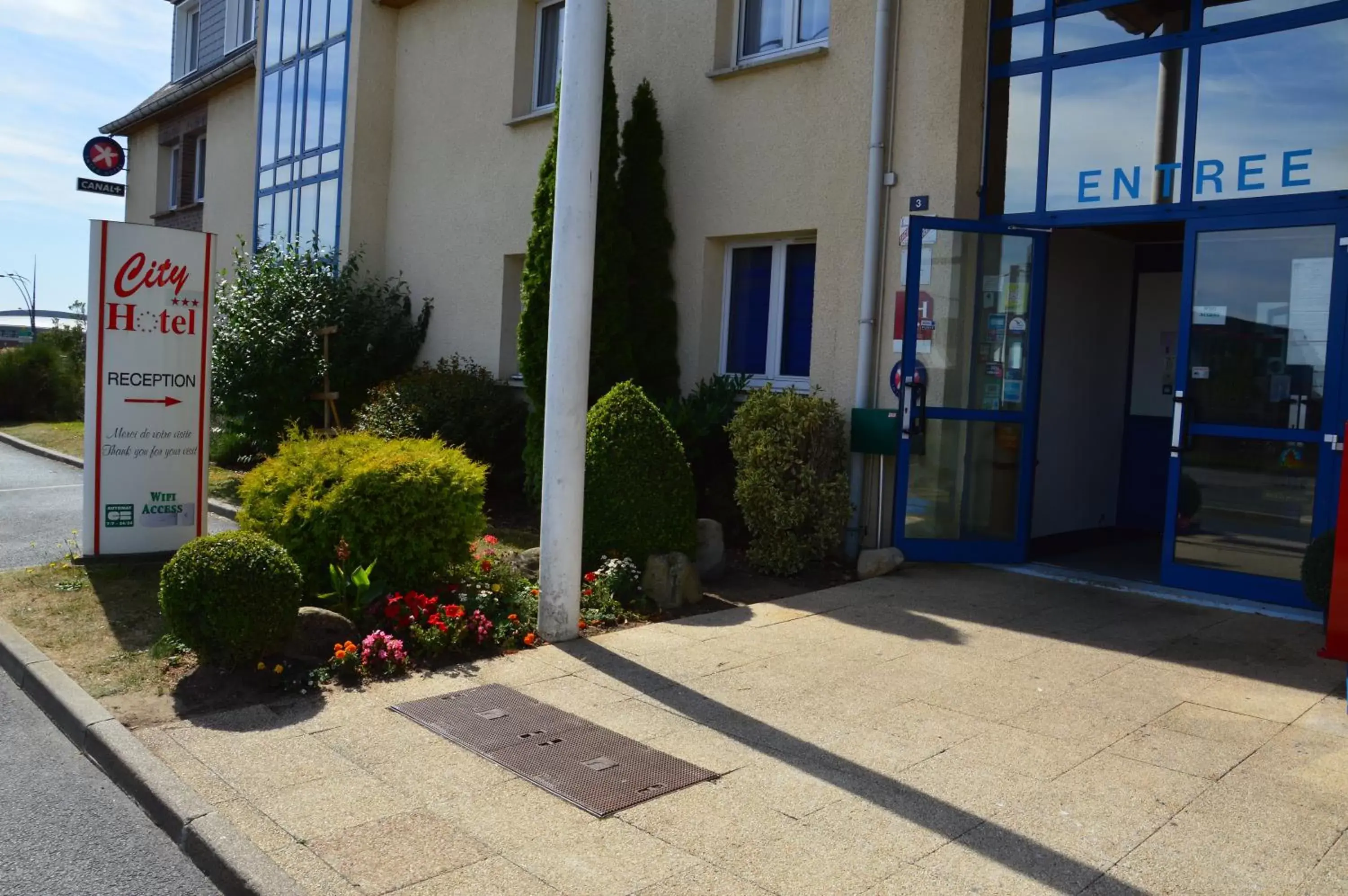 Facade/entrance, Property Logo/Sign in The Originals City Hôtel, Aéroport Beauvais (ex: Inter-Hotel)