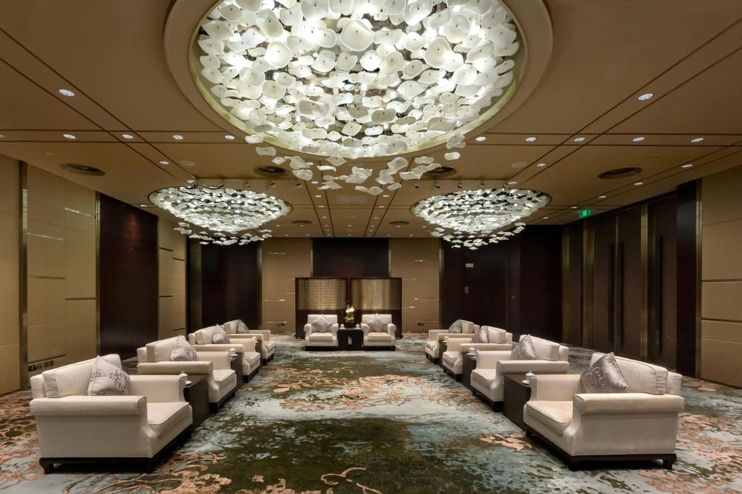 Meeting/conference room, Restaurant/Places to Eat in Crowne Plaza Chongqing New North Zone, an IHG Hotel