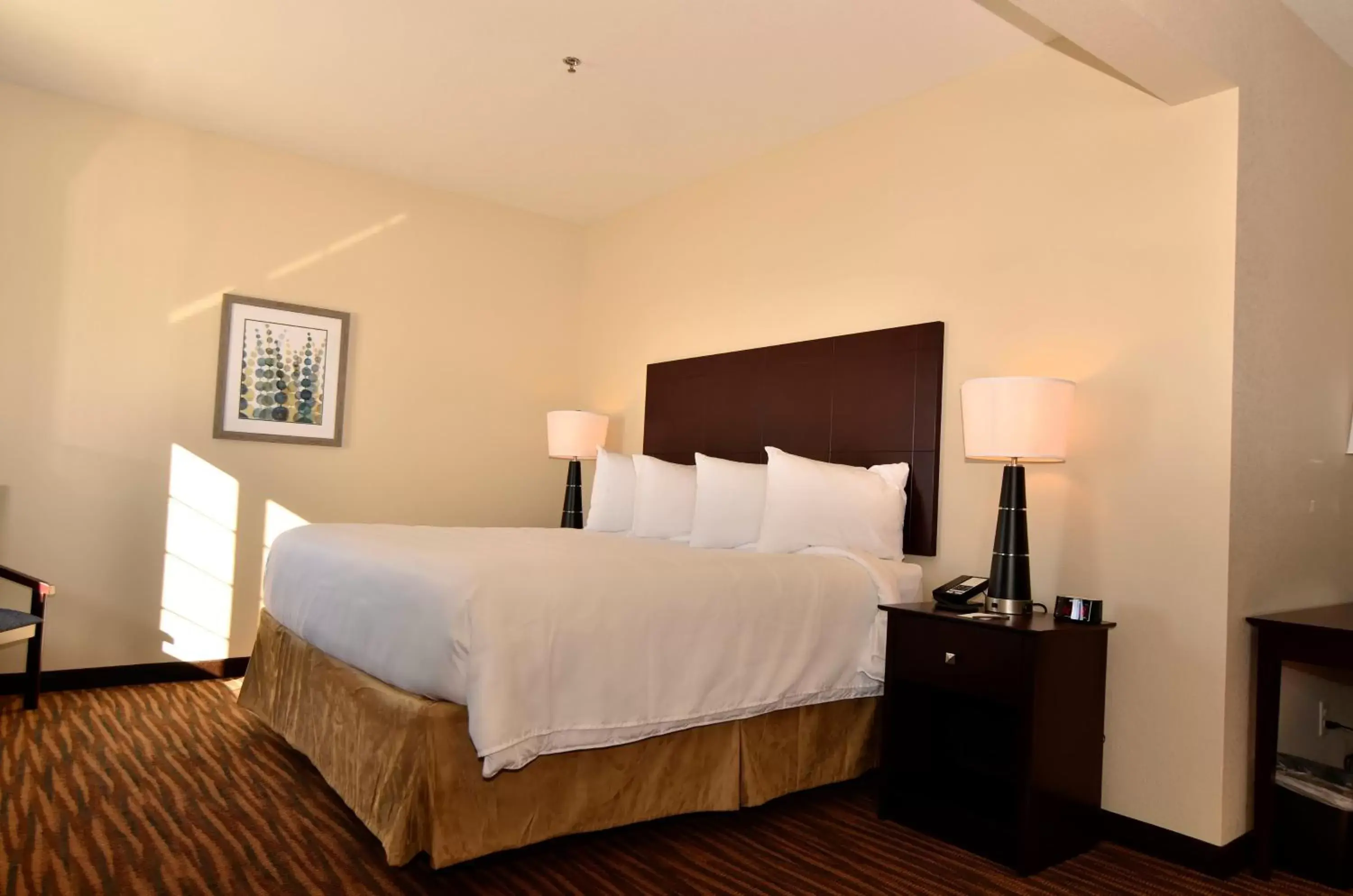 Bed in Cobblestone Inn & Suites - Holstein