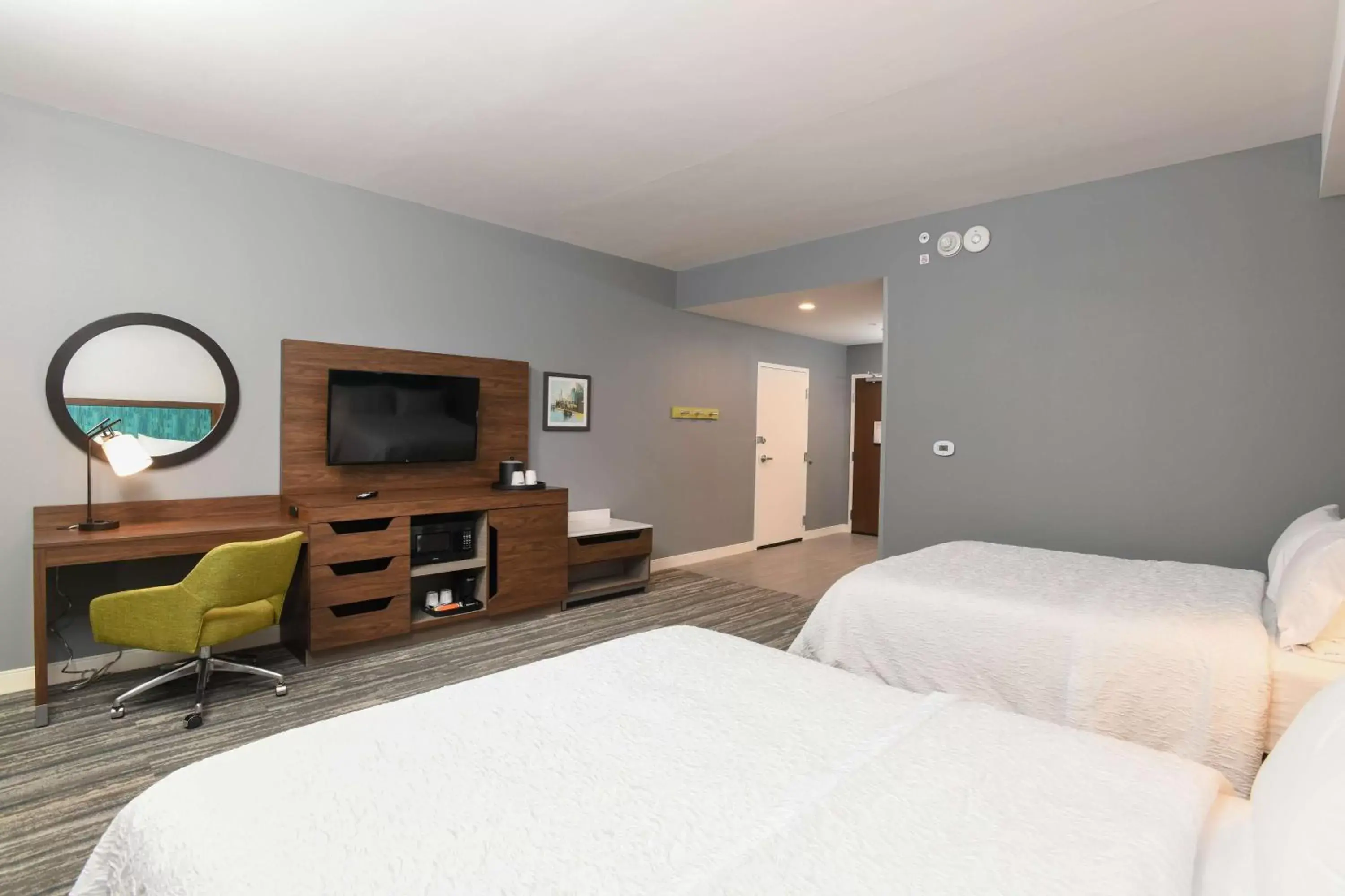 Bedroom, TV/Entertainment Center in Hampton Inn & Suites Cincinnati Liberty Township